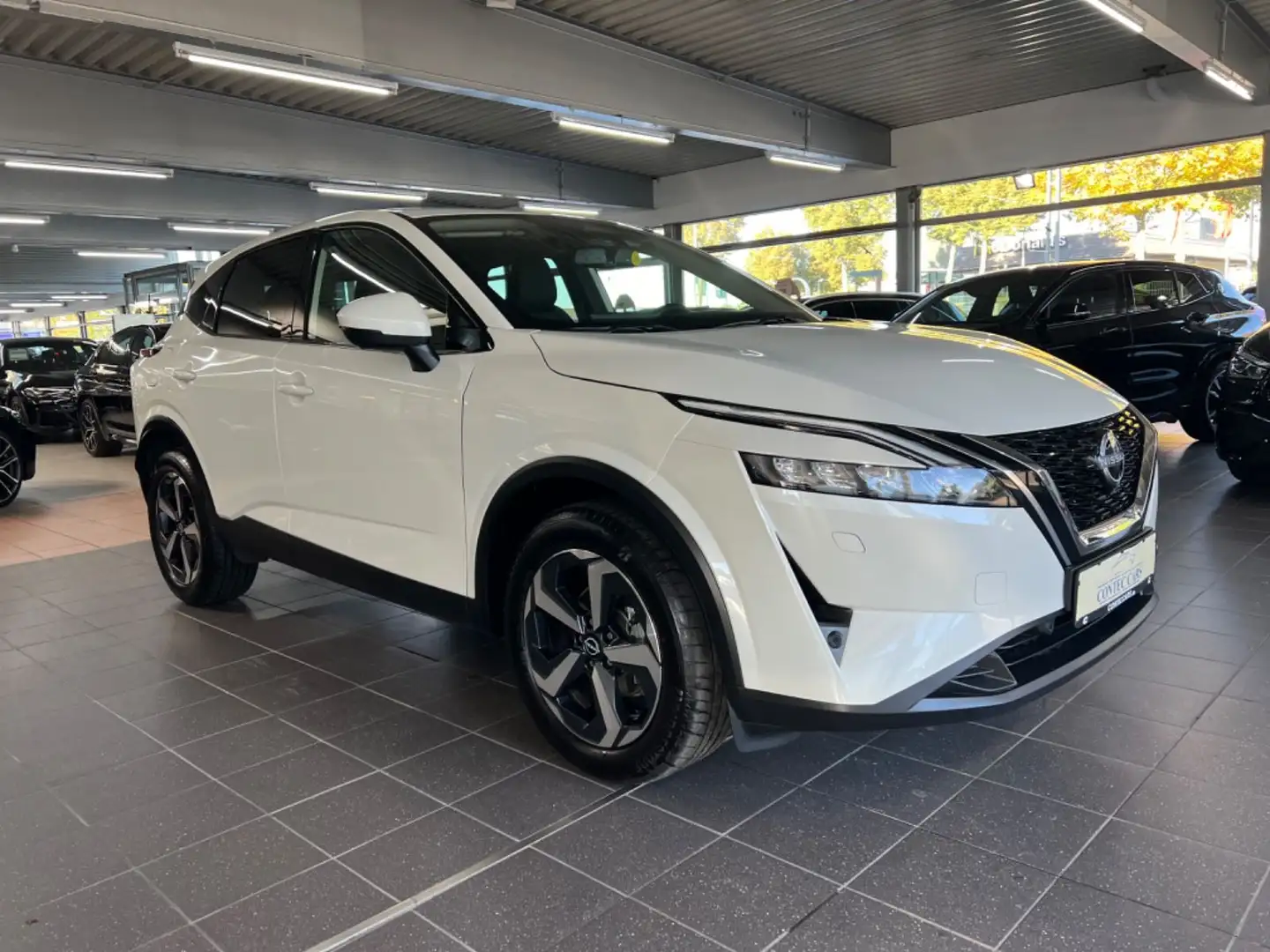 Nissan Qashqai 1.3 N-Connecta WINTER+CONNECT+KEY+360° Wit - 2