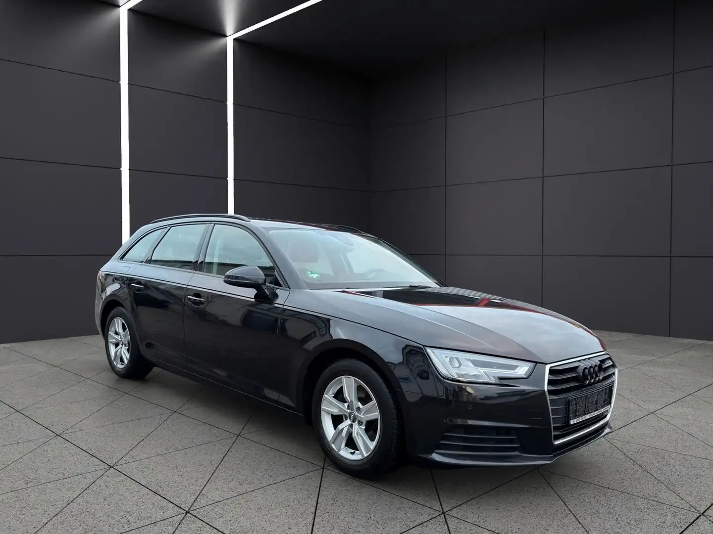 Audi A4 Avant basis ultra Schwarz - 2