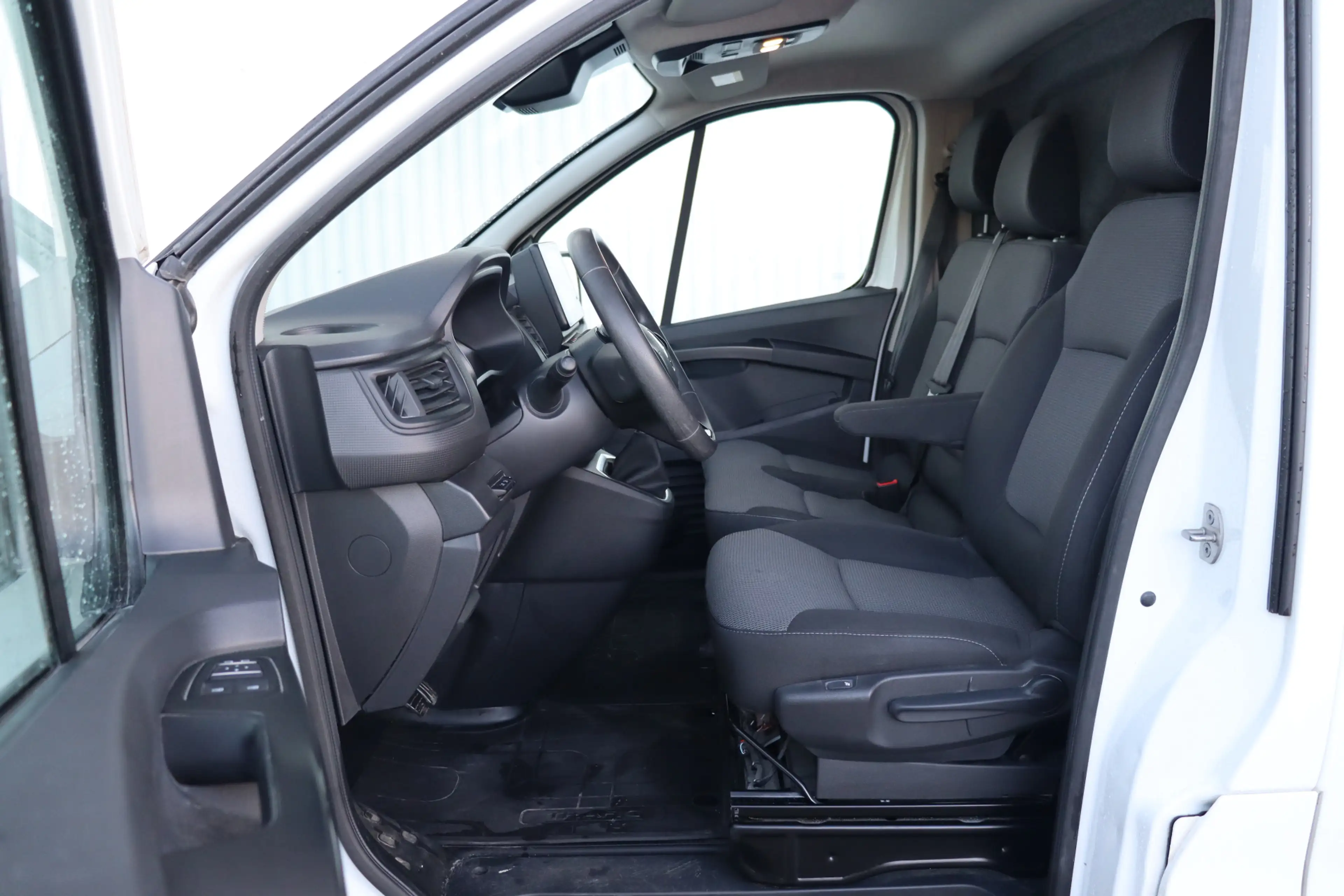 Renault Trafic 2.0 Blue dCi 150 EDC T30 L2H1 Advance | Trekhaak | — photo 4