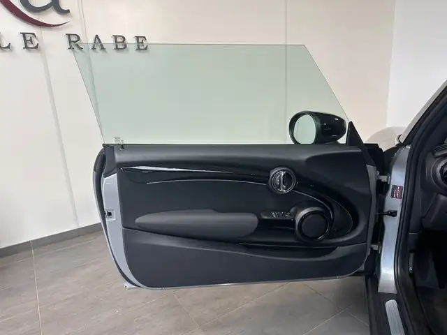 Mini Hatch view 6
