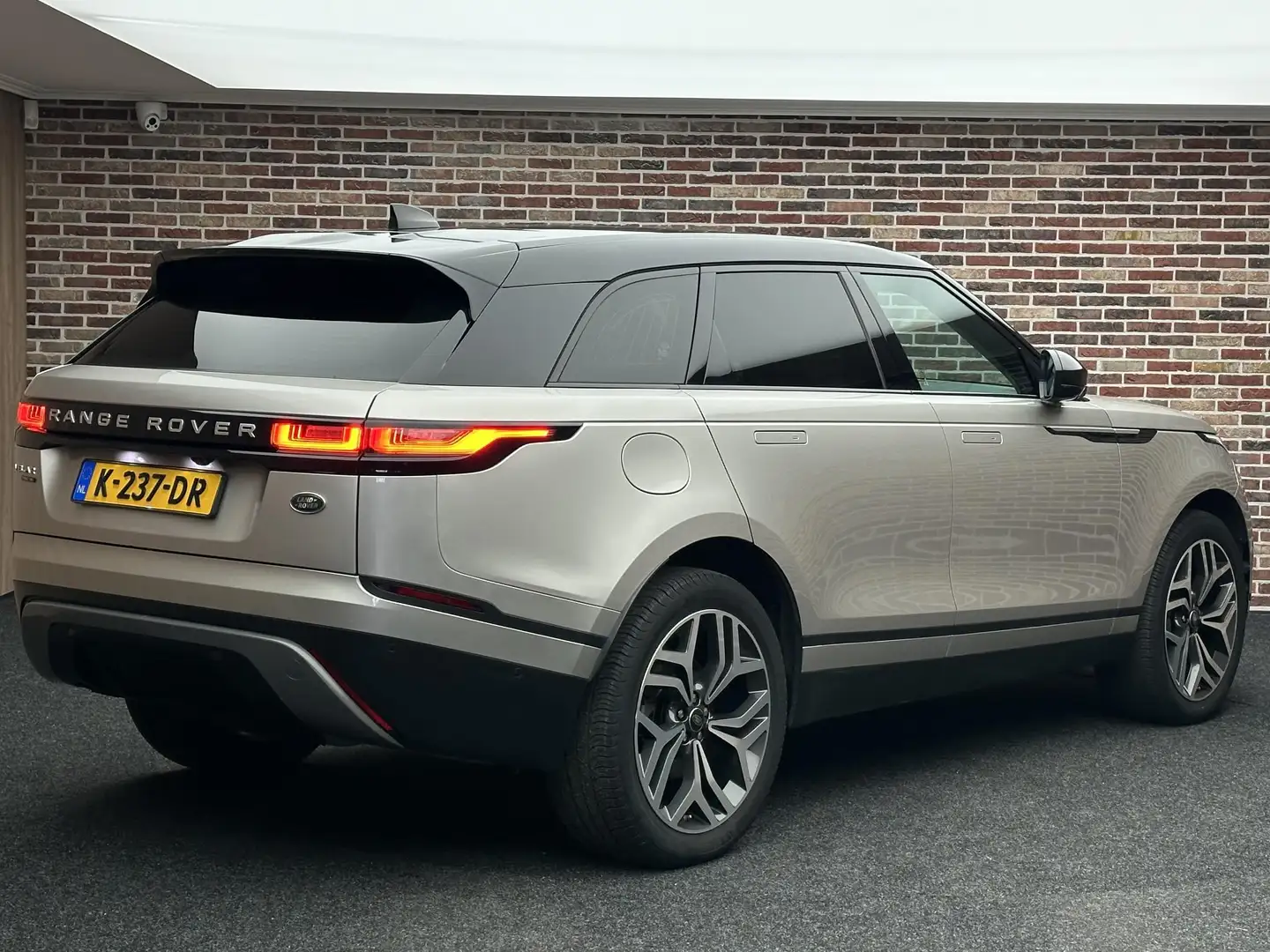 Land Rover Range Rover Velar P300 2.0 I4 Turbo AWD SE Panorama Camera Grijs - 2