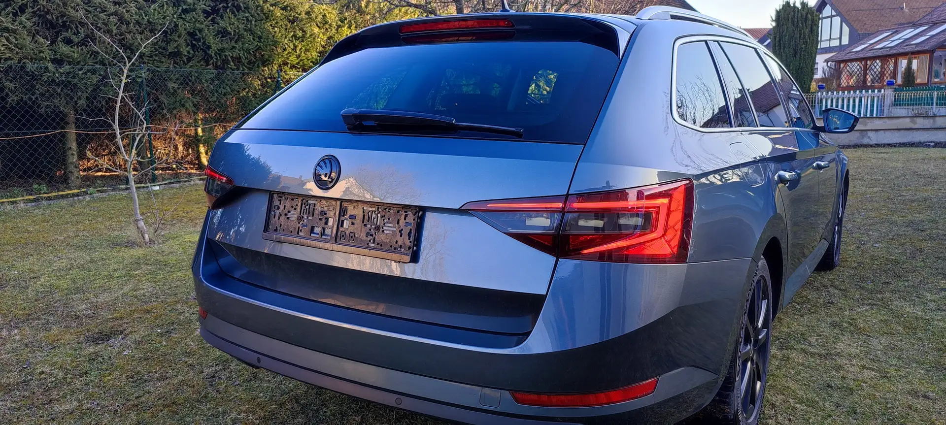 Skoda Superb Kombi 2,0 TDI Style Grau - 2