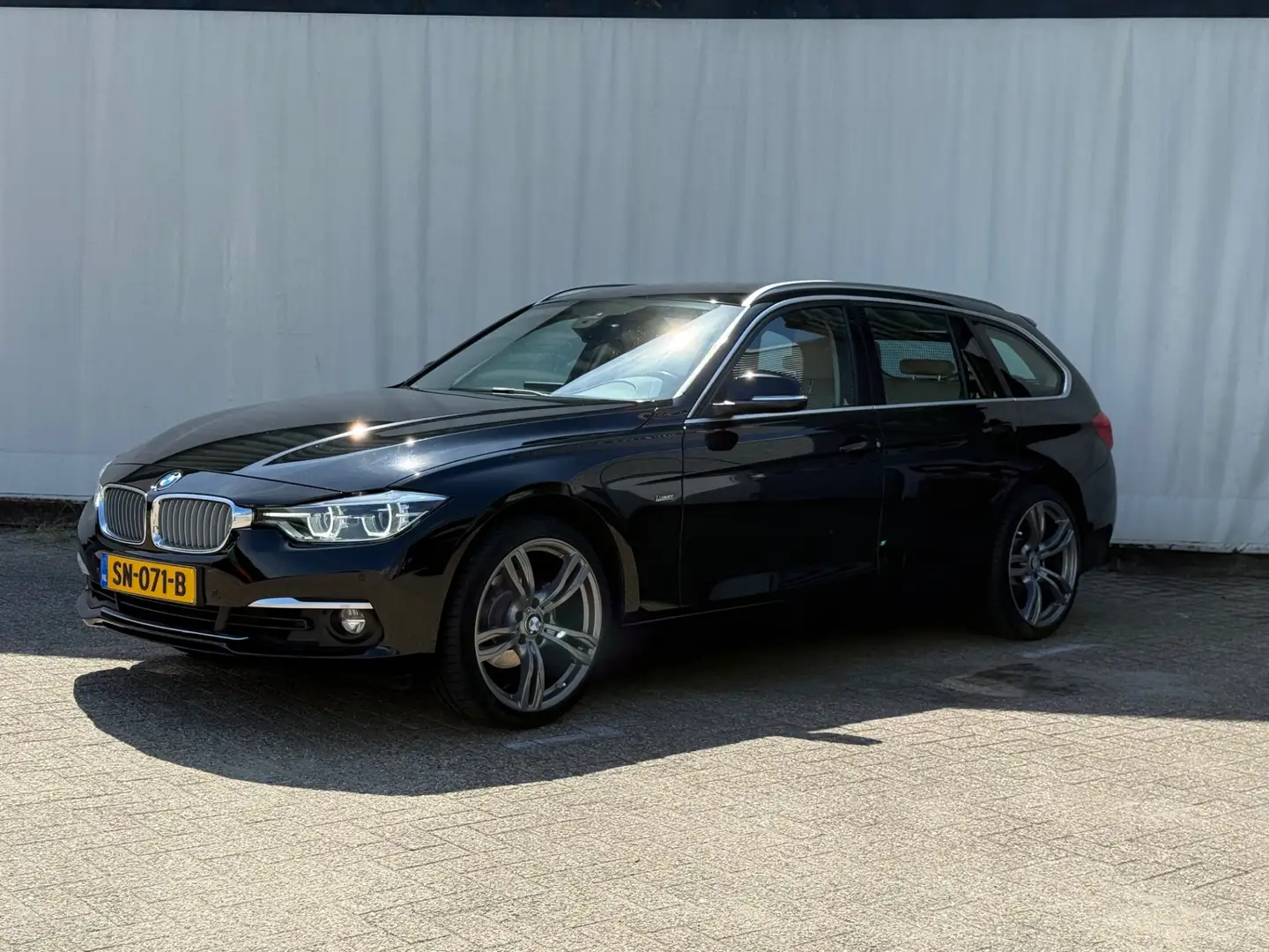 BMW 318 3-serie Touring 318i Luxury Edition Leder/ trekhaa Zwart - 2