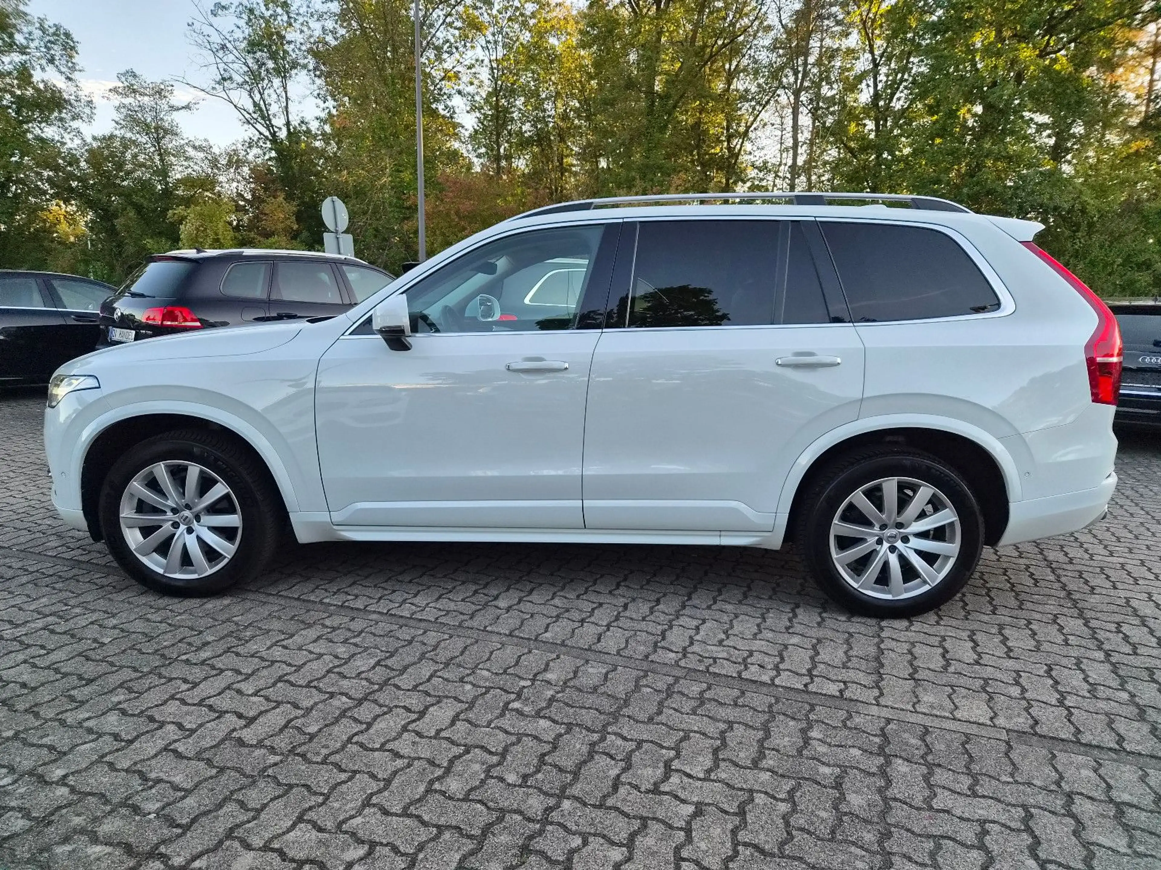 Volvo XC90 Momentum AWD   *7 Sitze/Leder/AHK/LED* — photo 2