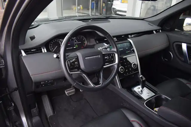 Land Rover Discovery Sport view 4