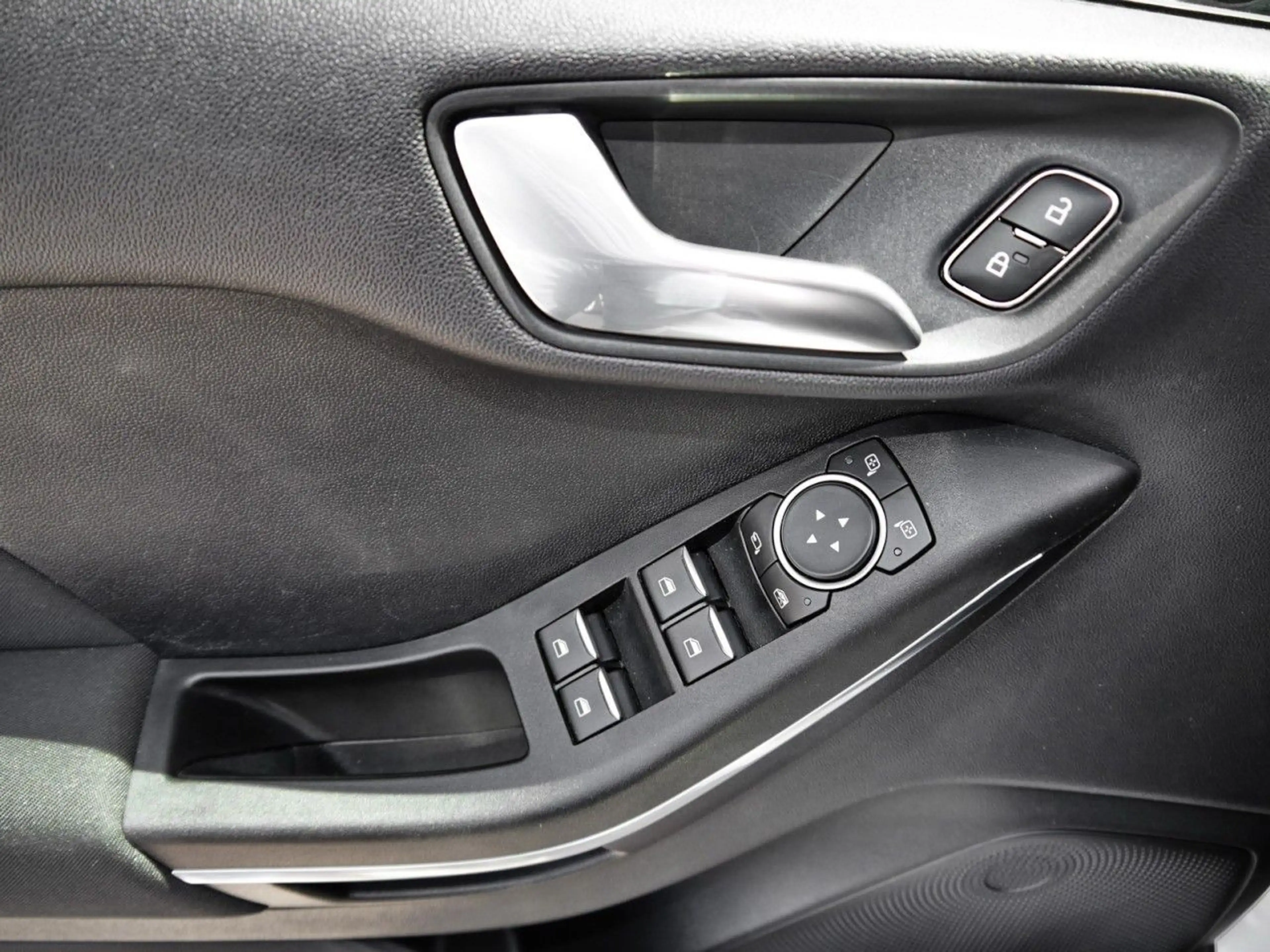 Ford Fiesta Titanium 1.0 EB ParkAssist+NAV+Kamera+SHZ — photo 11