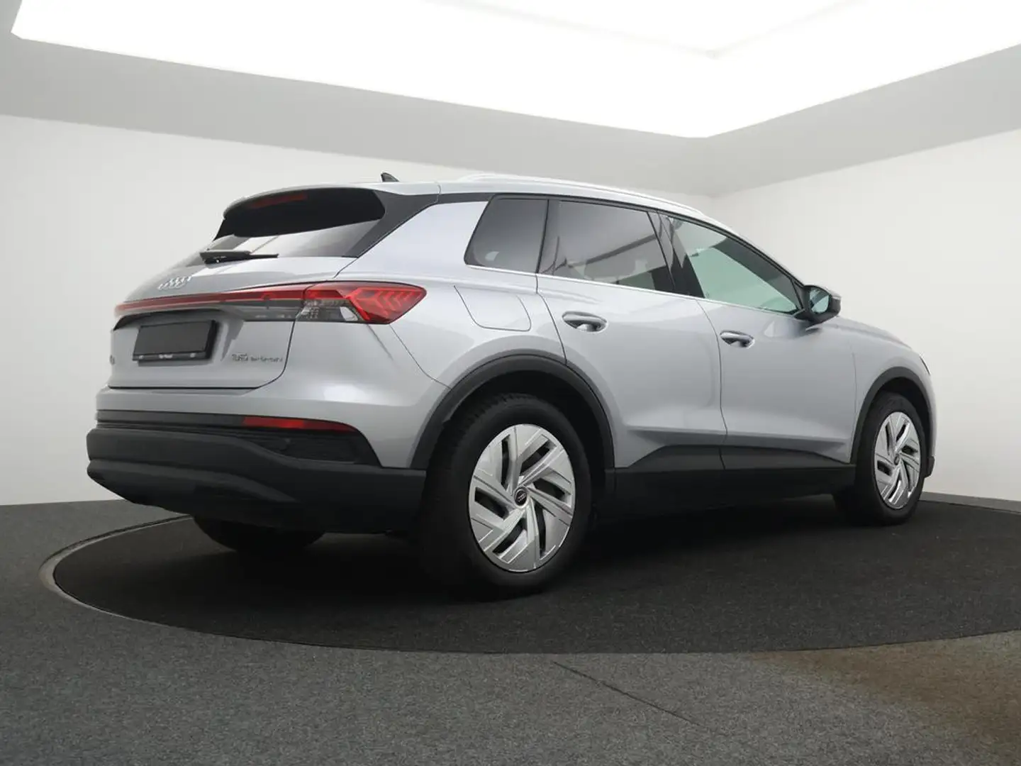 Audi Q4 e-tron Audi Q4 Attraction 35e-tron 170PK *NAVI*APP CONNECT*ZETELVERWARMING*CRUISE*PDC*DIGITAL DASHBOARD*... Ezüst - 2