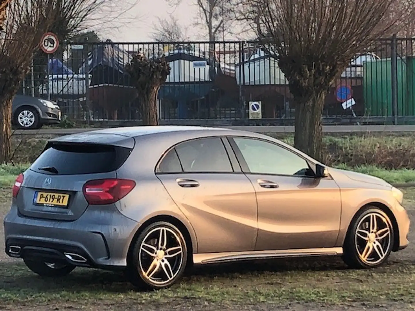 Mercedes-Benz A 250 AMG-LINE AUTOMAAT, NAVIGATIE, STOELVERWARMING, VER Grijs - 2