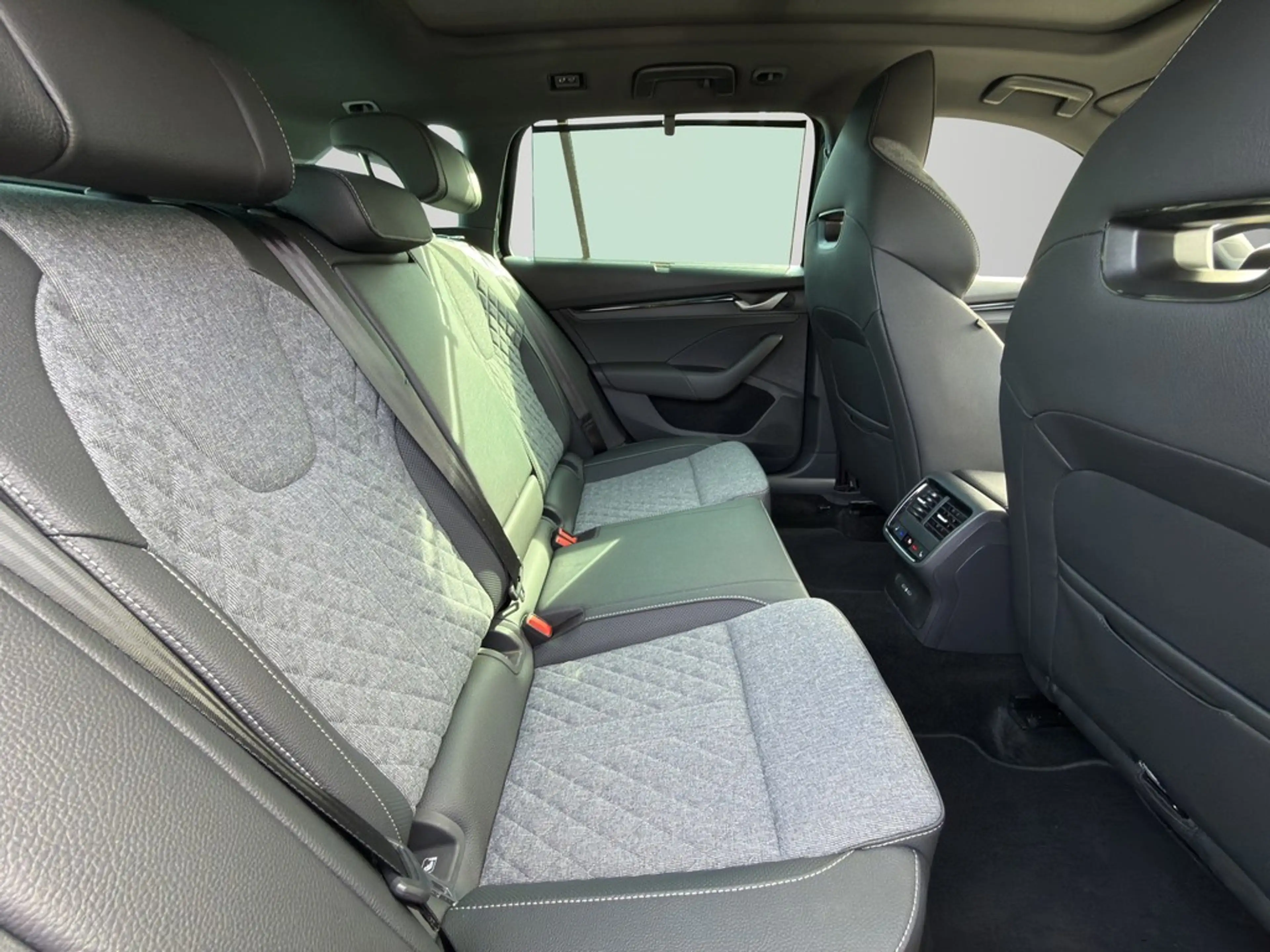 Skoda Octavia Combi 2.0 TDI Sportline *PANO*ACC*AHK*MATRIX* — photo 7