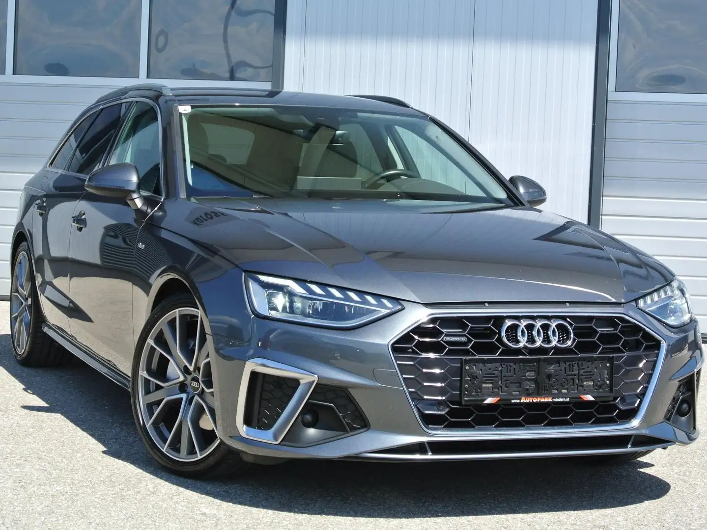 Audi A4 Avant 40 TDI quattro ** S line ** LEDER * AHK * Grau - 1