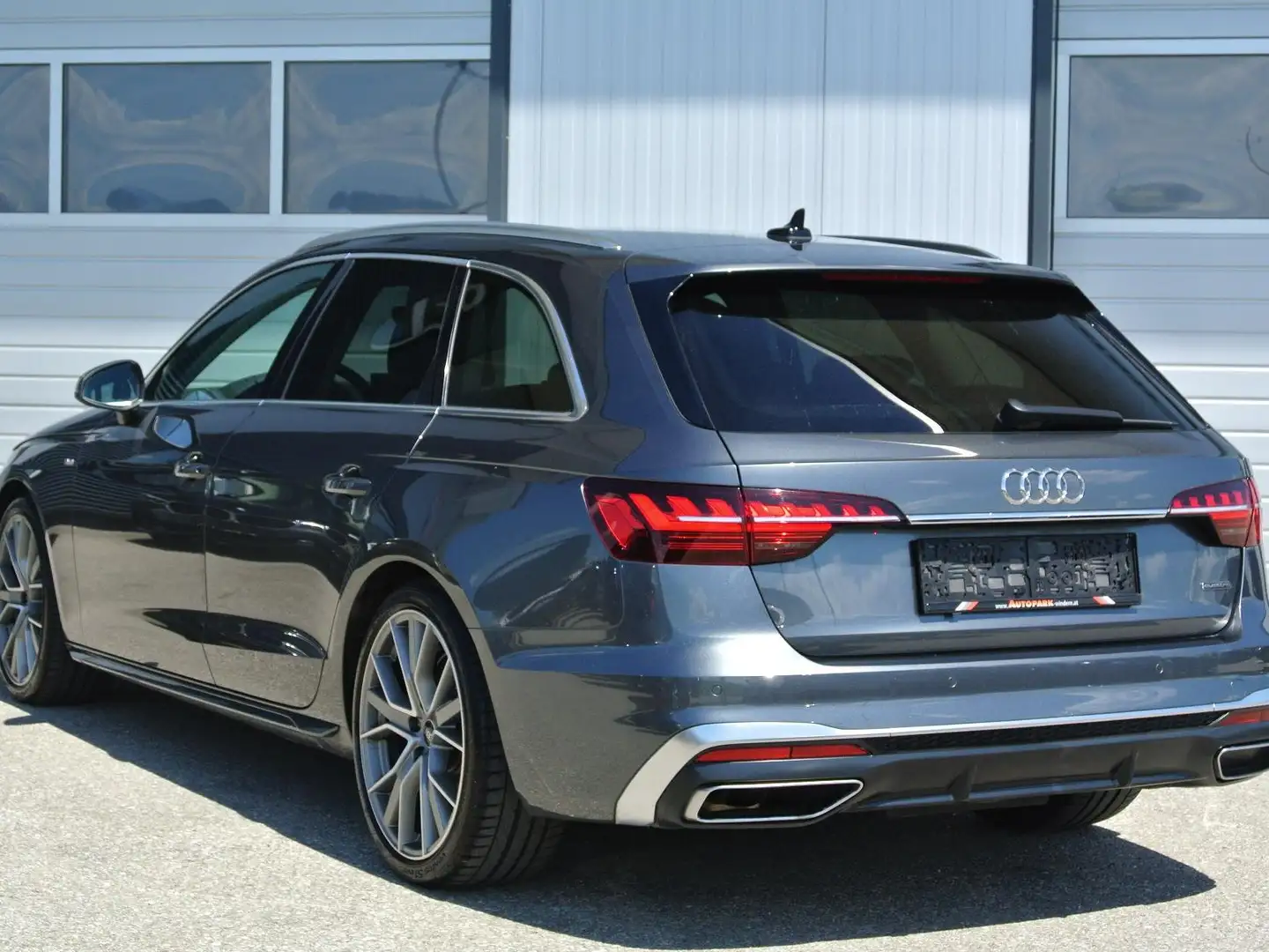 Audi A4 Avant 40 TDI quattro ** S line ** LEDER * AHK * Grau - 2