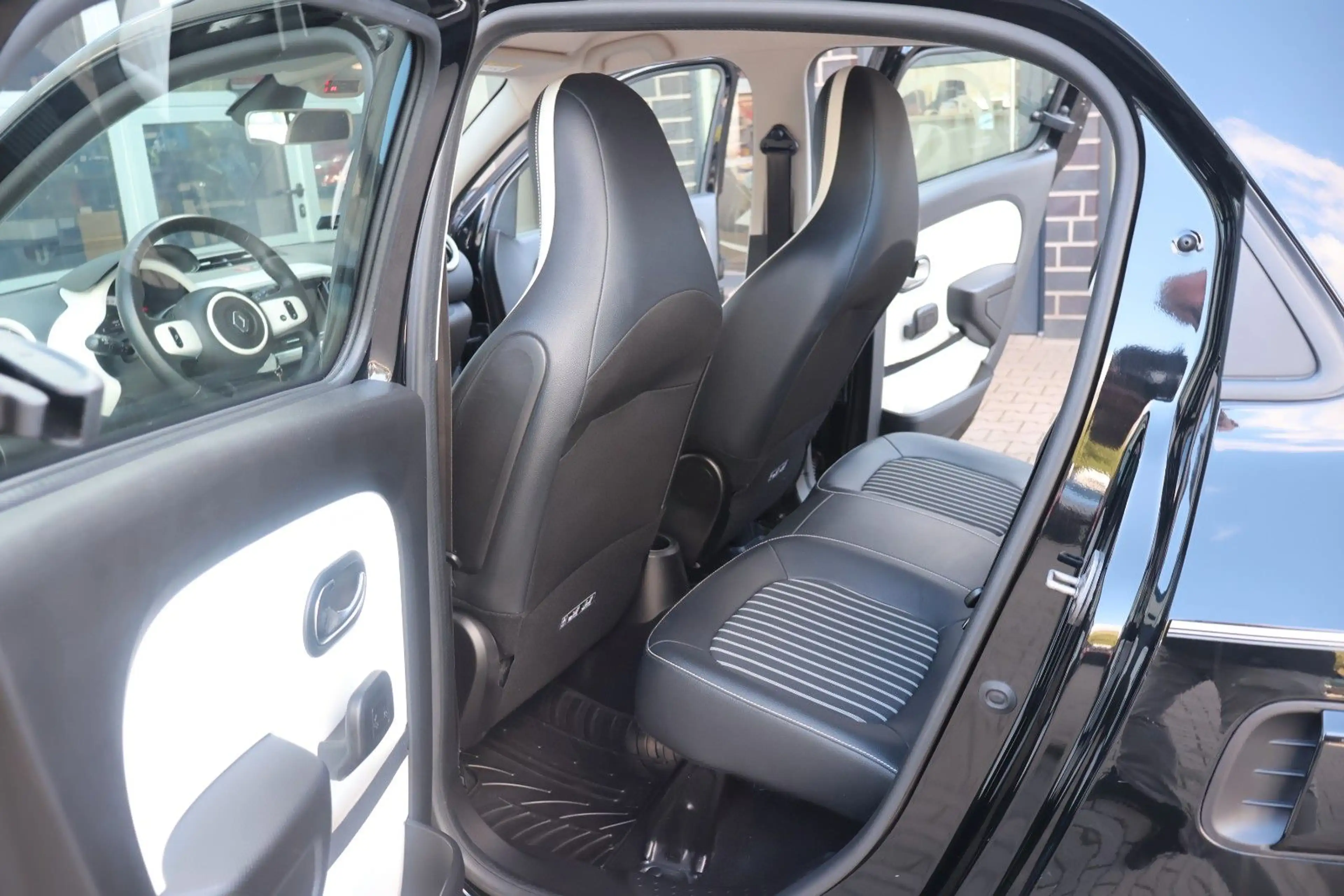 Renault Twingo Intens  Apple CarPlay/Tüv neu — photo 33