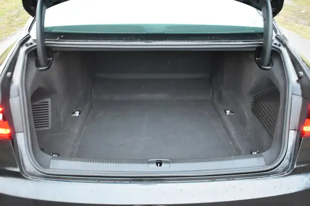 Audi A8 view 10