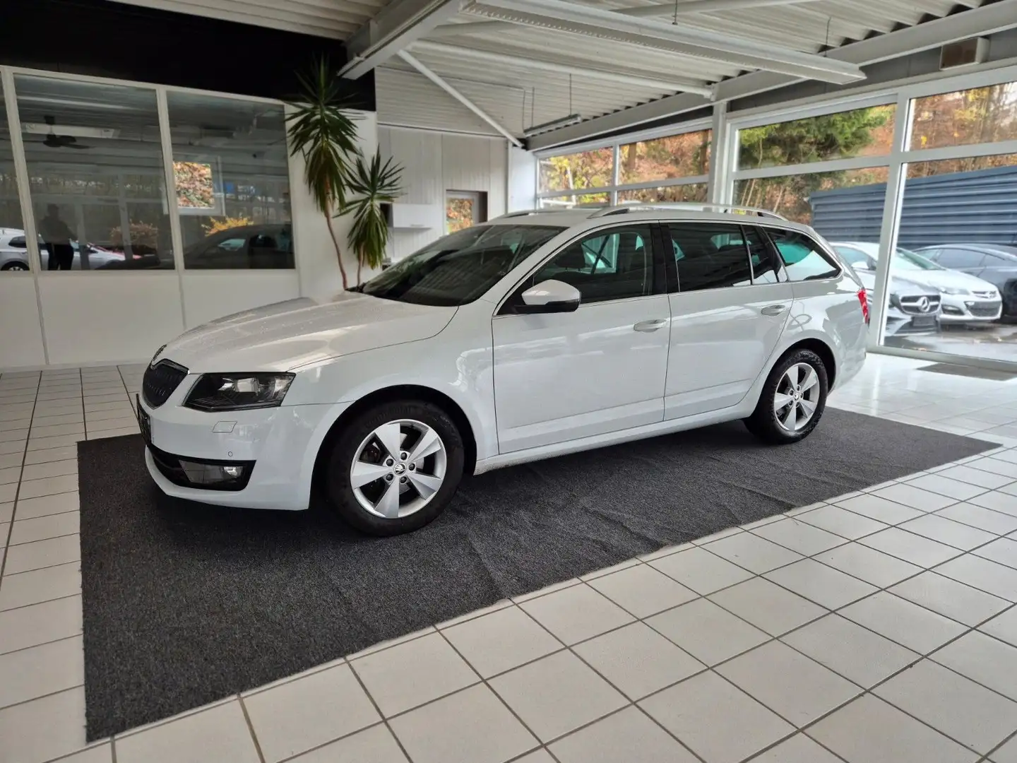 Skoda Octavia Combi*NAVI*SHZ*RFK*BI-XEN*APP*MULTIF*PDC Bílá - 1
