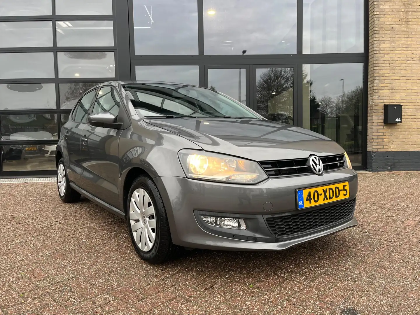 Volkswagen Polo Comfortline, Automaat, 1 Eigenaar Grijs - 2