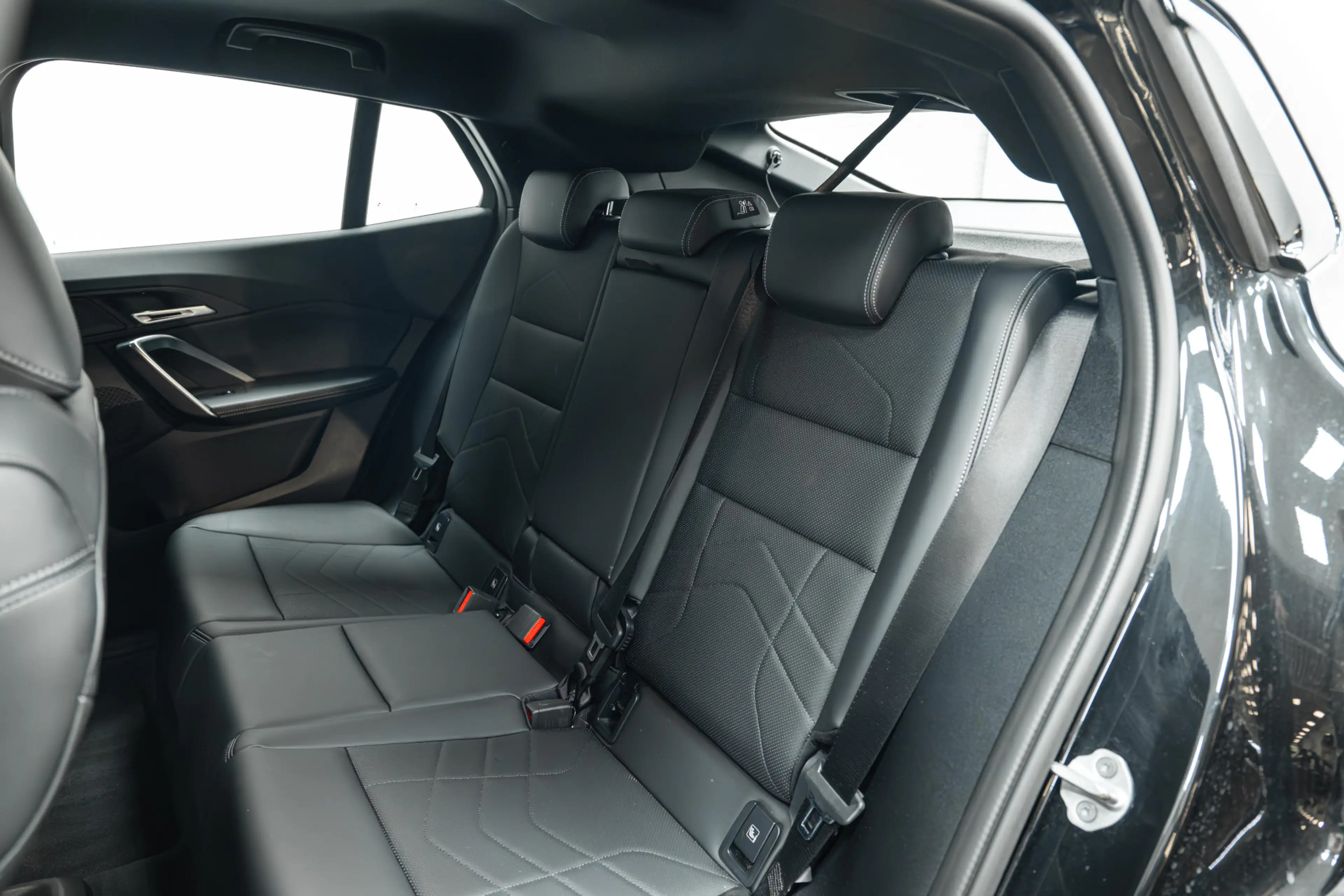 BMW iX2 xDrive30 High Executive M Sport / Sportstoelen / M — photo 13