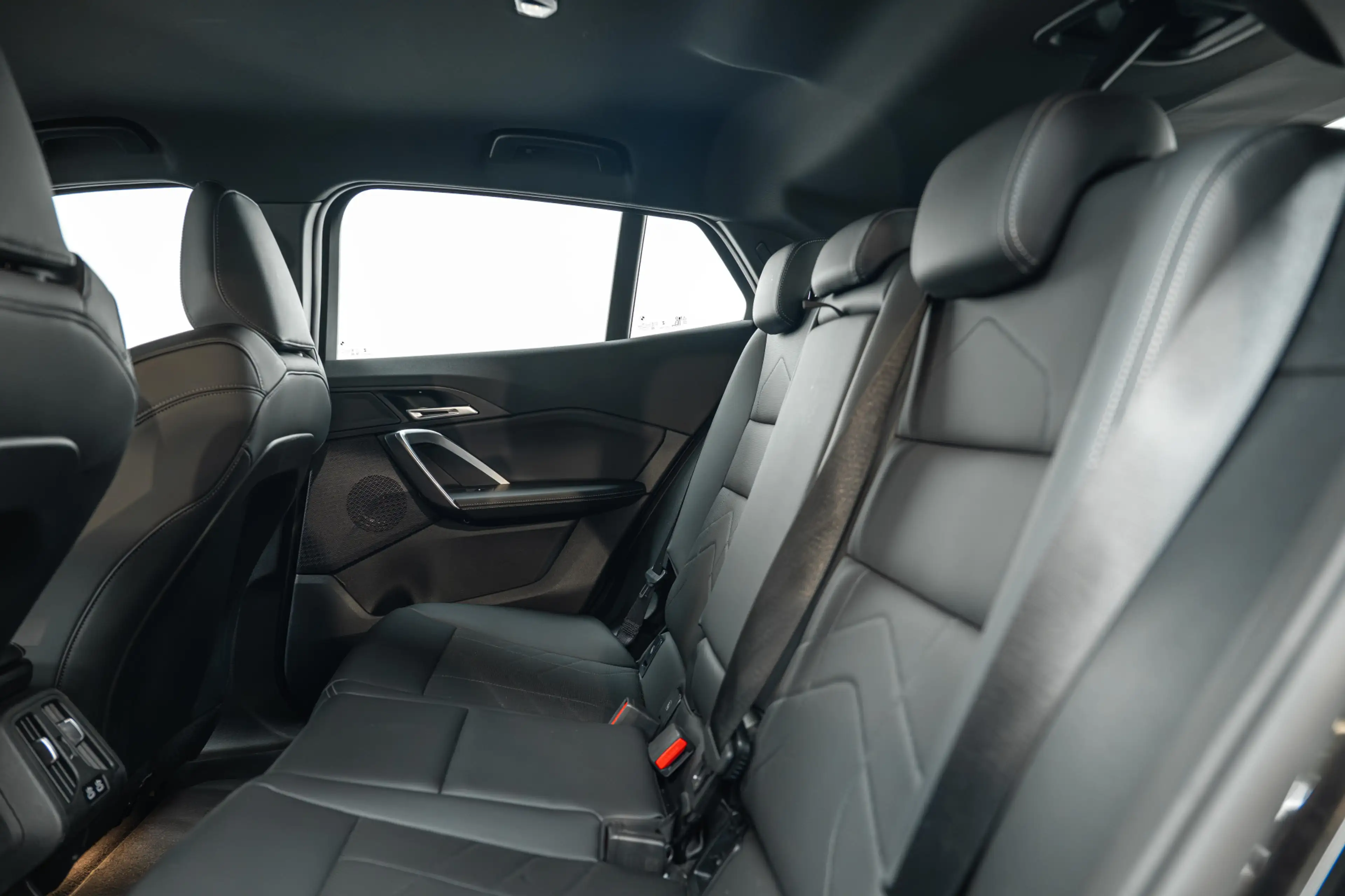 BMW iX2 xDrive30 High Executive M Sport / Sportstoelen / M — photo 12