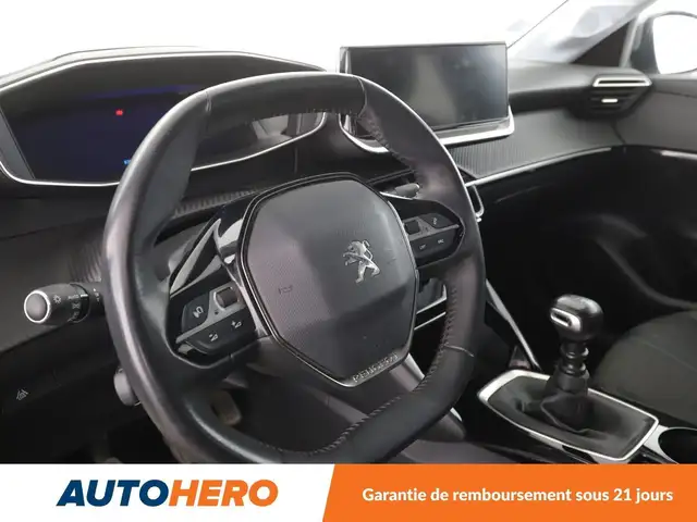 Peugeot 208 view 11