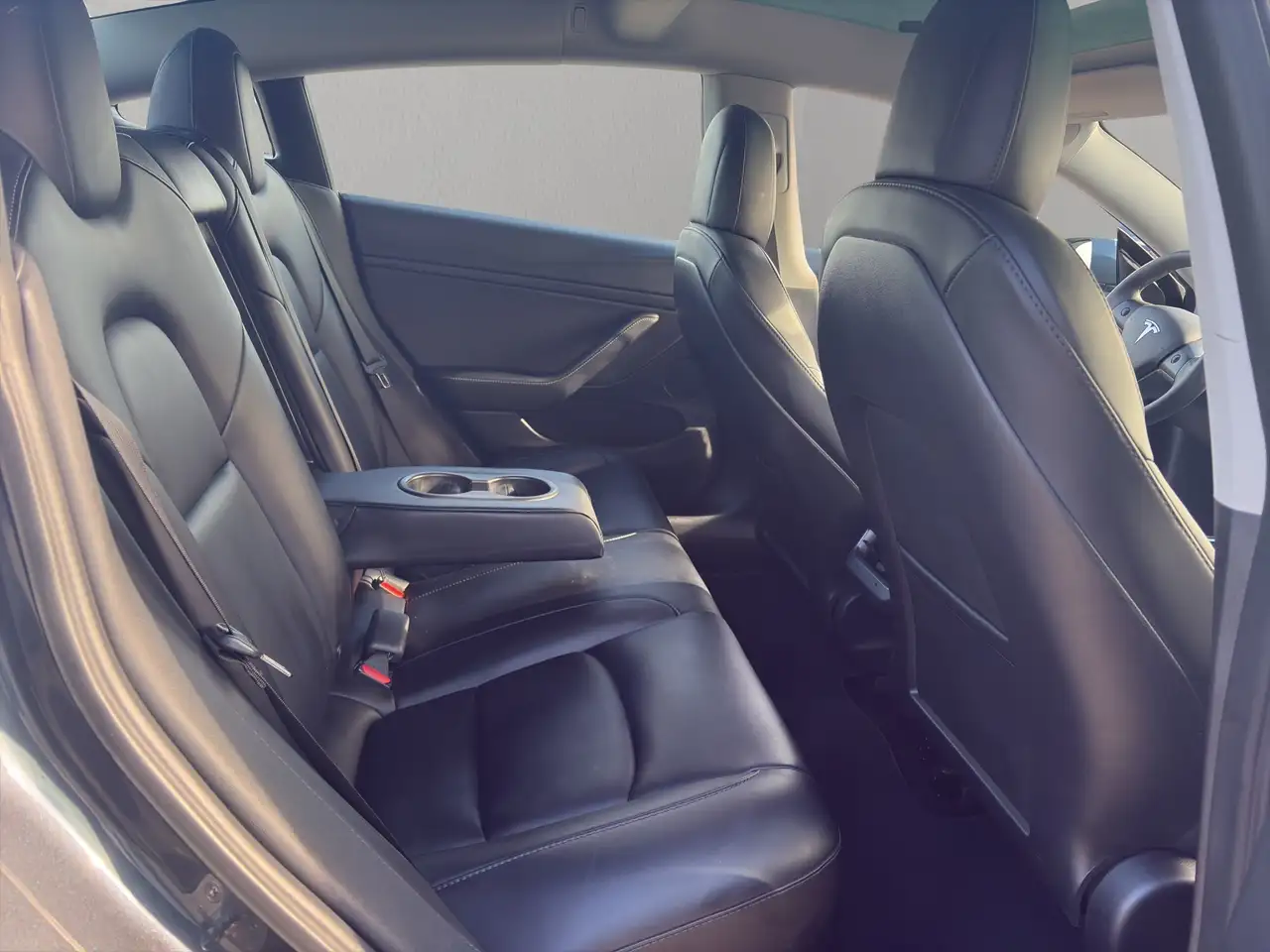 Tesla Model 3 снимка Tesla Model 3