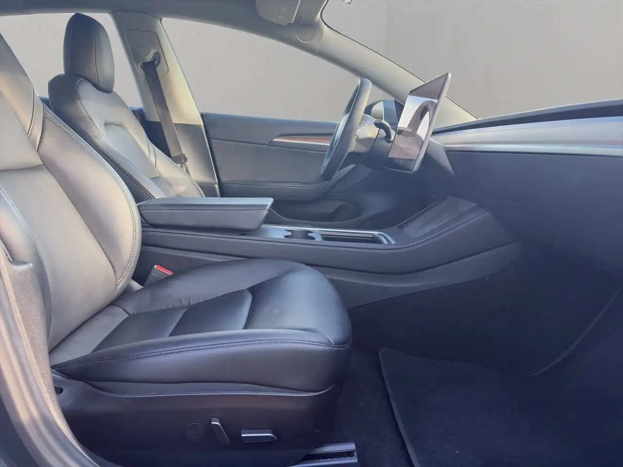 Tesla Model 3 снимка Tesla Model 3