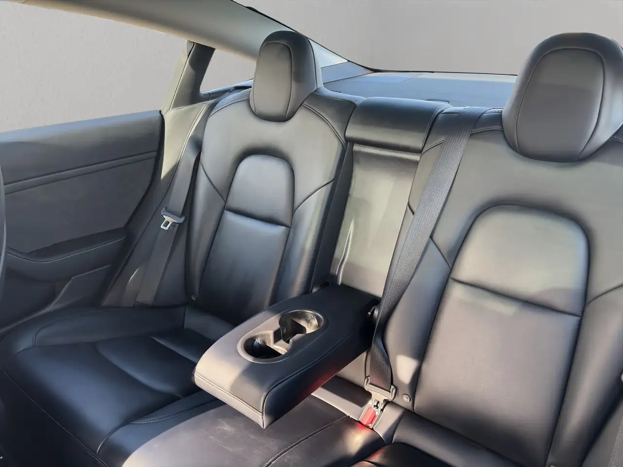 Tesla Model 3 снимка Tesla Model 3