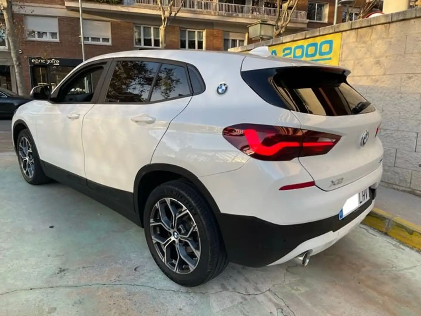 BMW X2 sDrive 18iA Weiß - 2