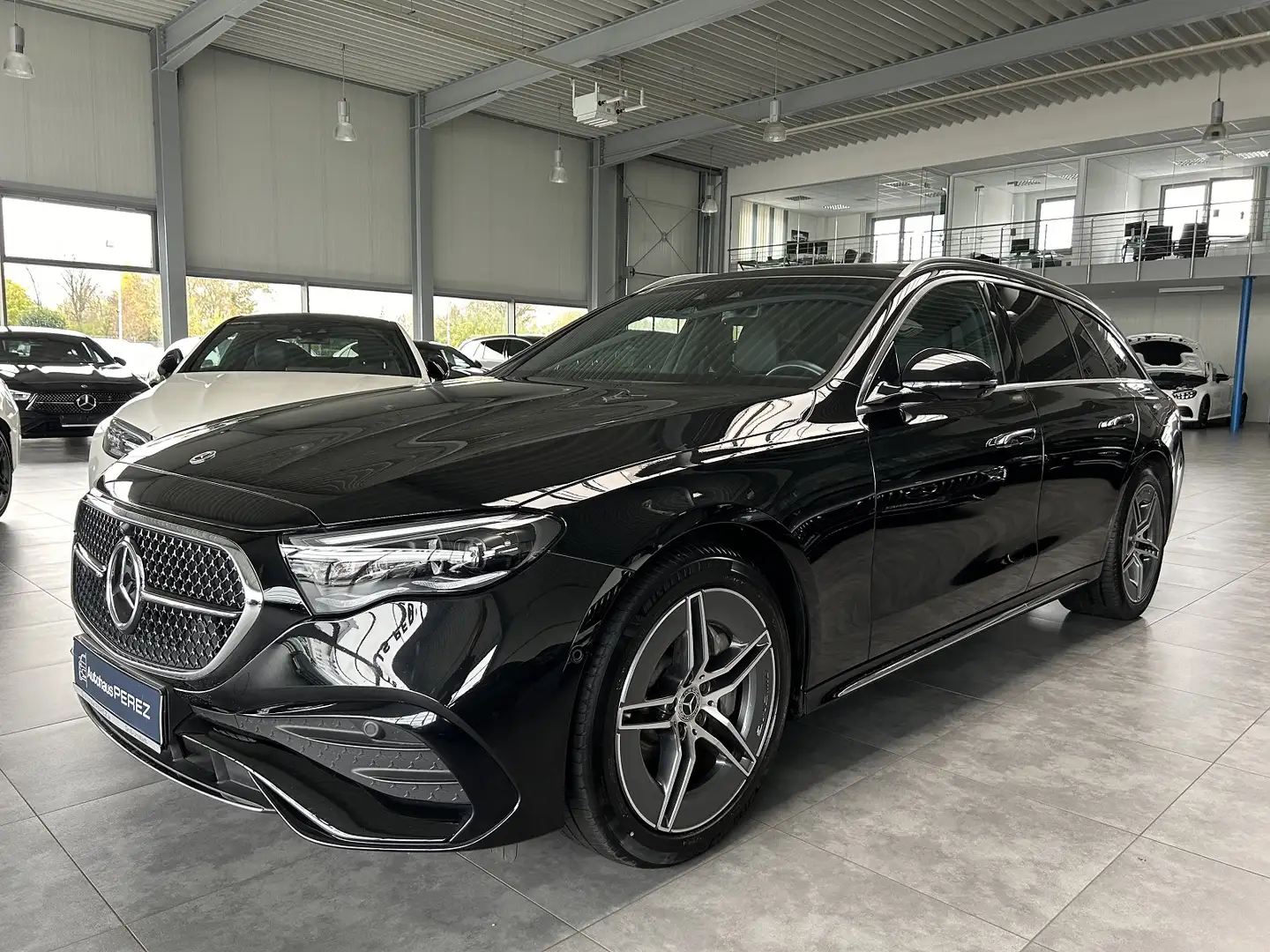Mercedes-Benz E 300 T e AMG DISTRONIC-AIRMAIC-PANORAMA-AHK-360 Schwarz - 2