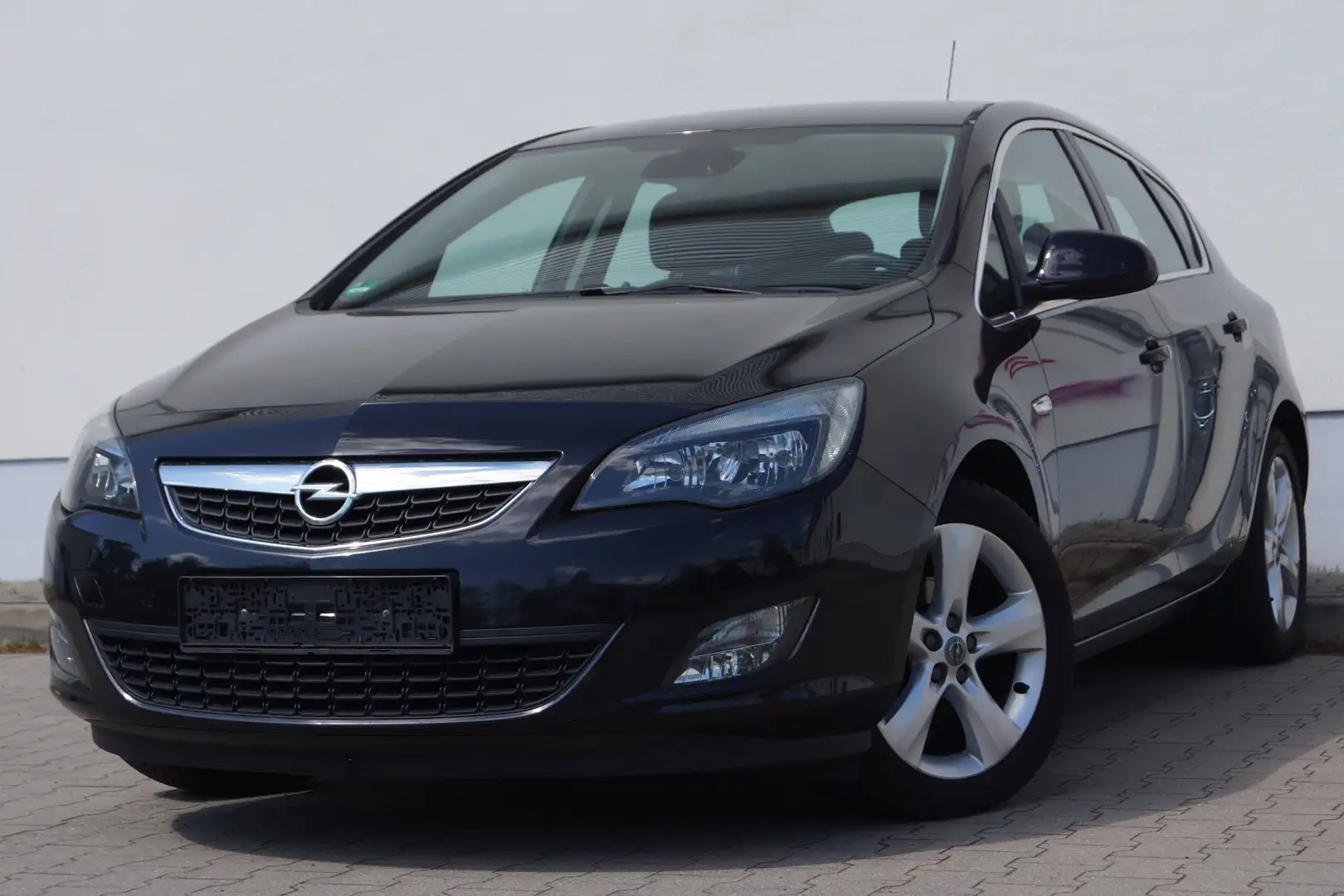 Opel Astra J Sport 1.6 *Klima*PDC*ALU*USB*Tempomat* Schwarz - 1