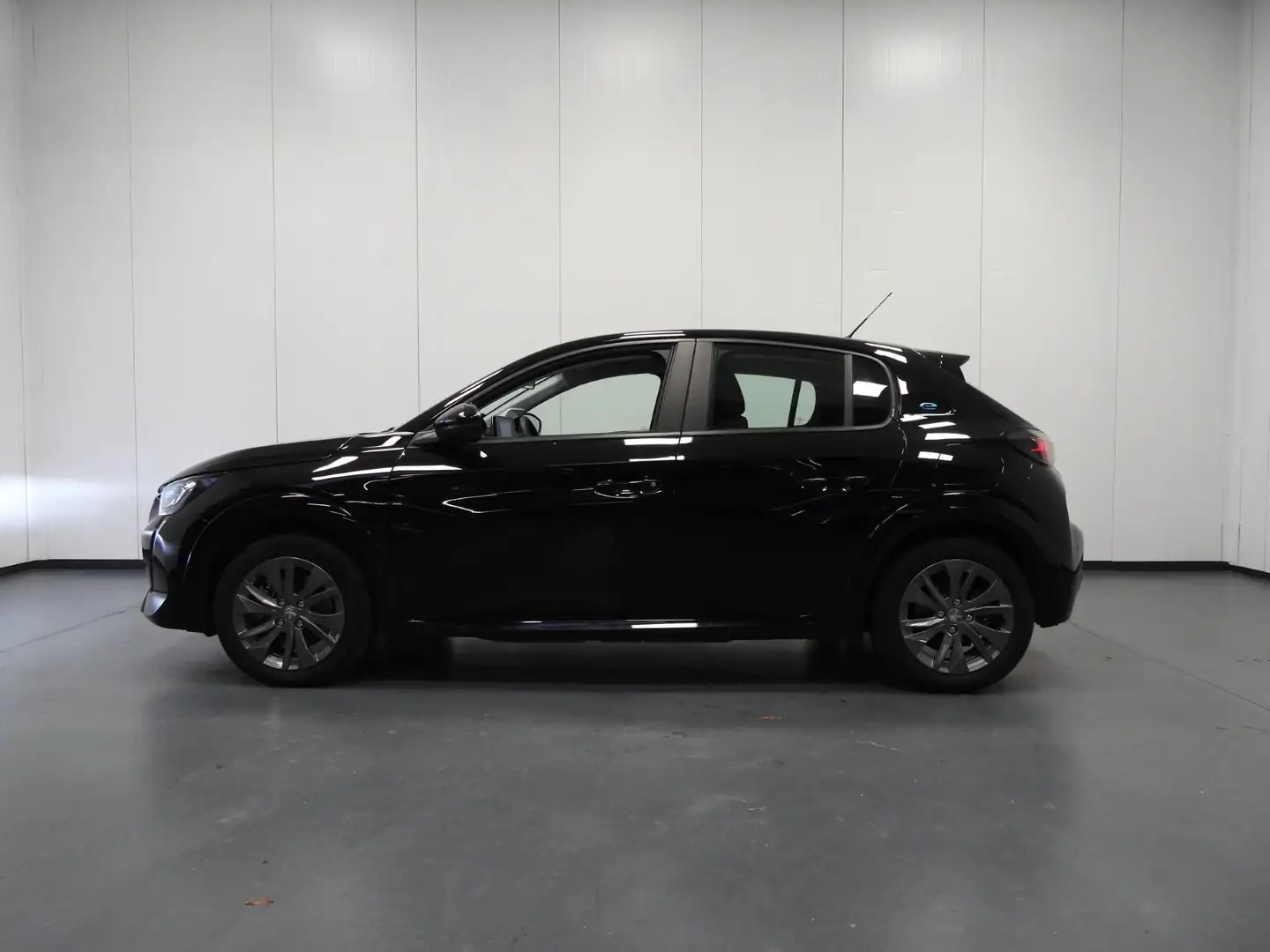 Peugeot e-208 EV Active Pack 50 kWh NAVI/CLIMA/CRUISE/PDC/16"LMV Schwarz - 2