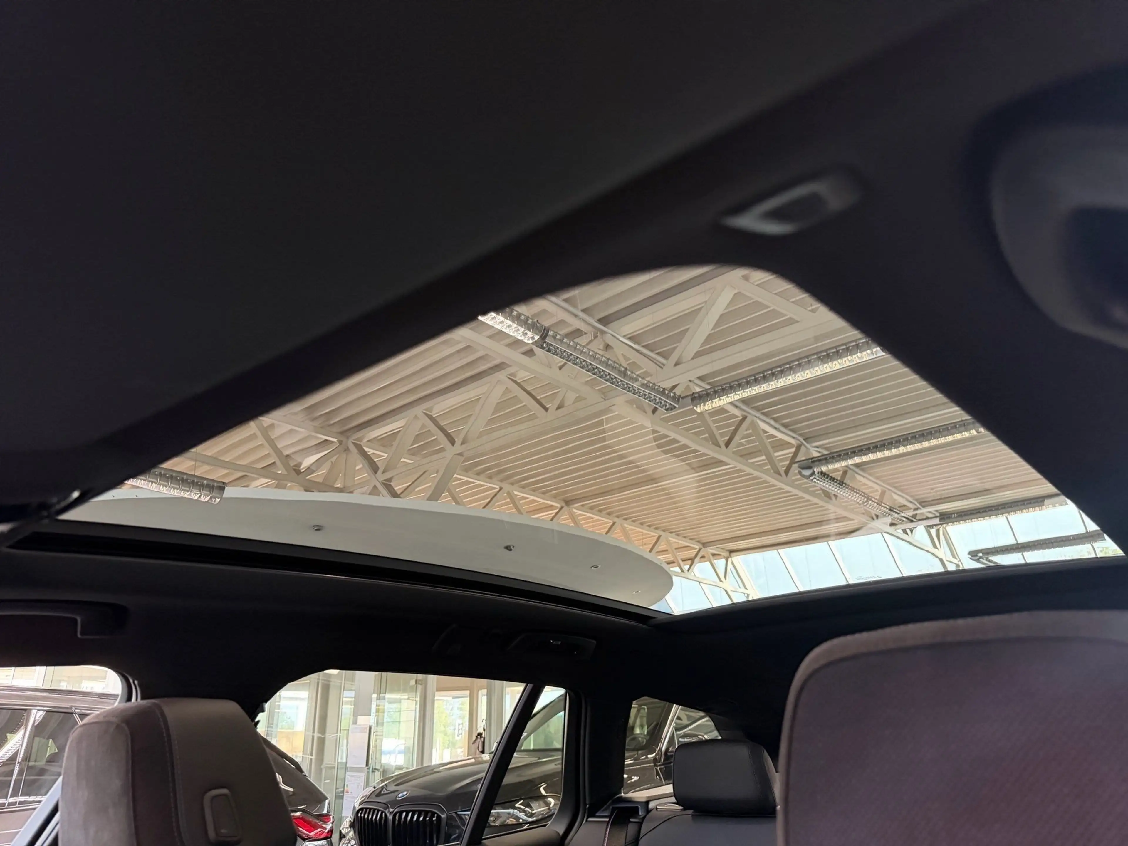 BMW 520 d xDrive Touring M Sport Pro DA Prof PA+ HuD B/W 1 — photo 15