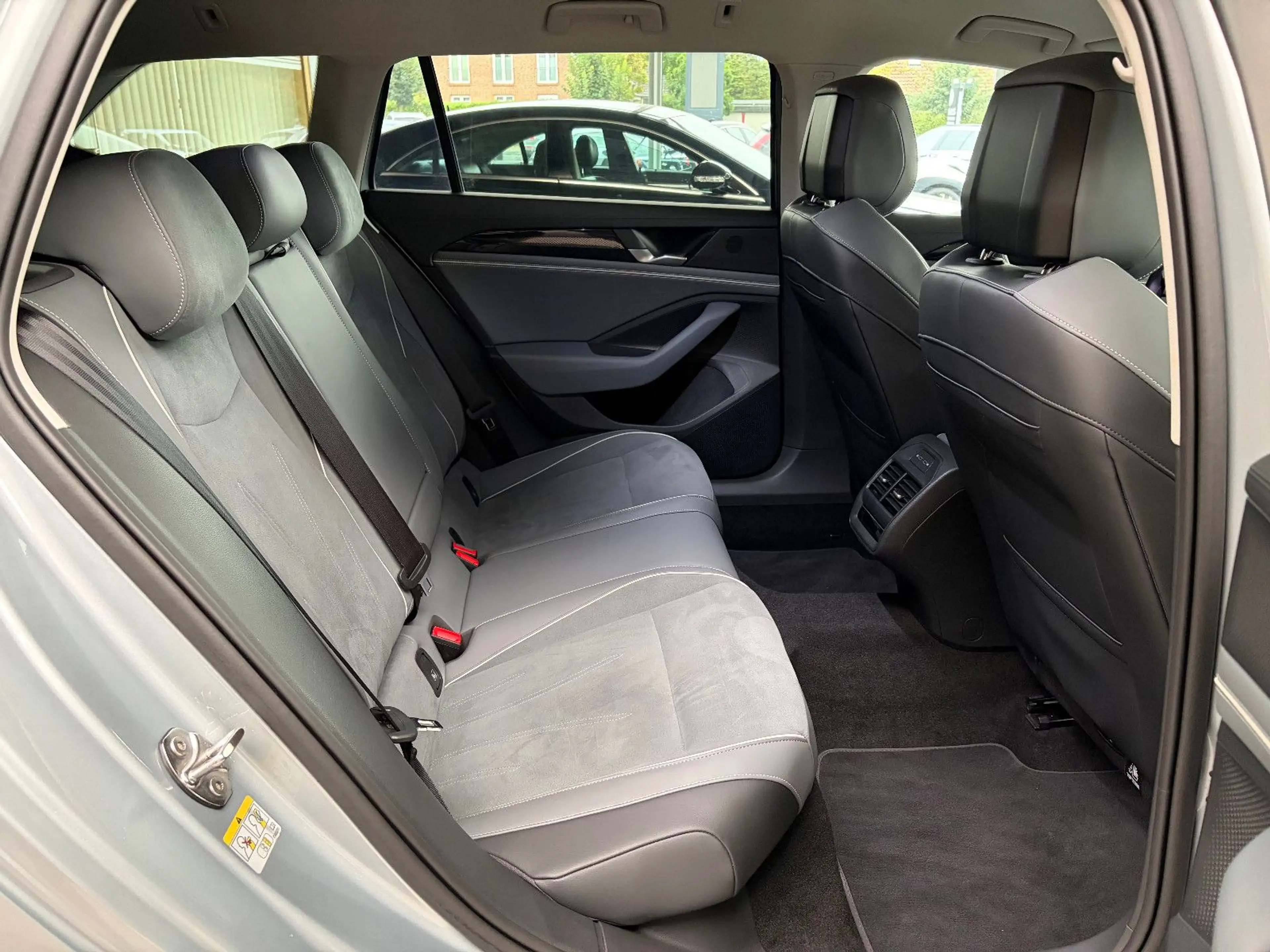 Volkswagen Passat Variant Passat Var. 1.5 eTSI Business/ACC/AHK/360°/DAB — photo 11