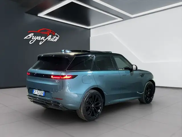 Land Rover Range Rover Sport view 4