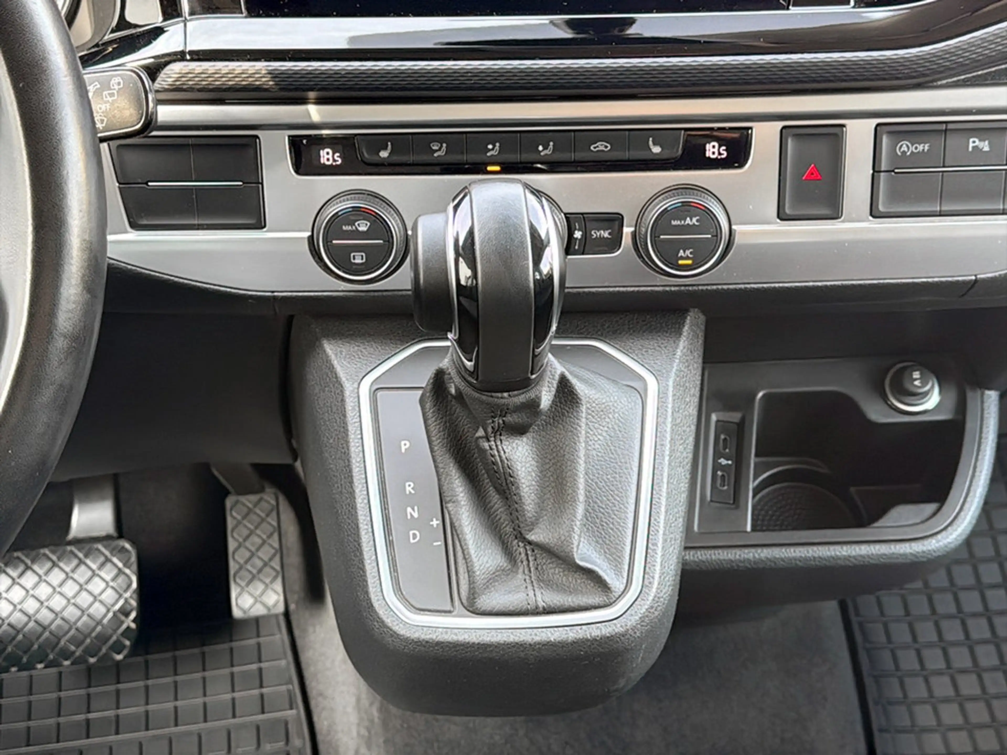 Volkswagen T6.1 Multivan VW T6.1 Multivan Trendline TDI 4MOTION — photo 11
