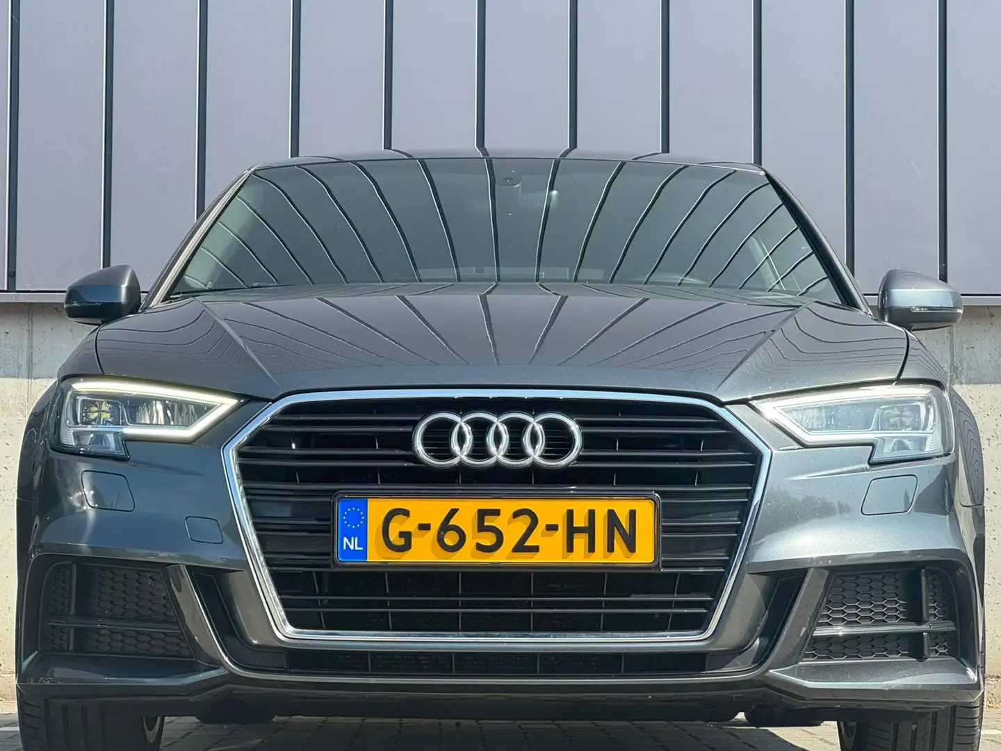 Audi A3 Sportback 35 TFSI 150PK Automaat 3X S-Line Virtual Grijs - 2