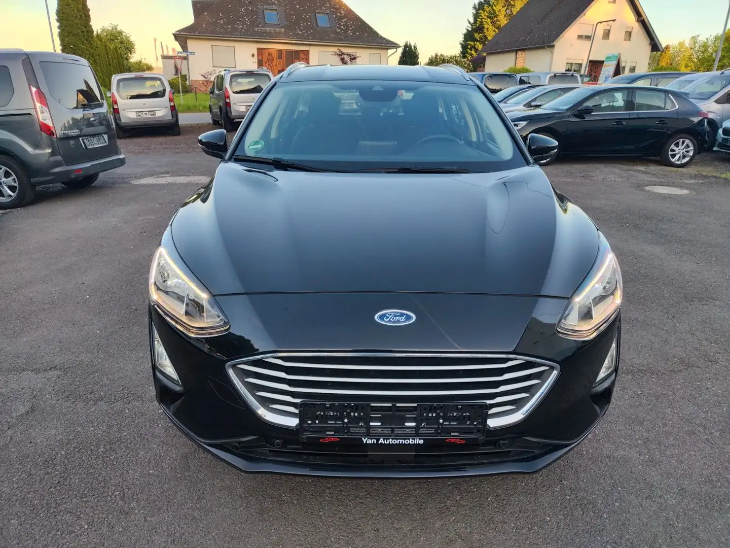 Ford Focus Turnier 1.0 *Navi*Kamera*LED*Winterpaket Schwarz - 2