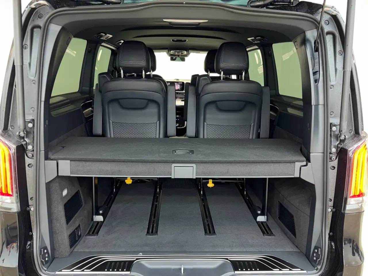Mercedes-Benz V 300 d Avantgarde 4x4 extralang AMG AIRMATIC 360 16