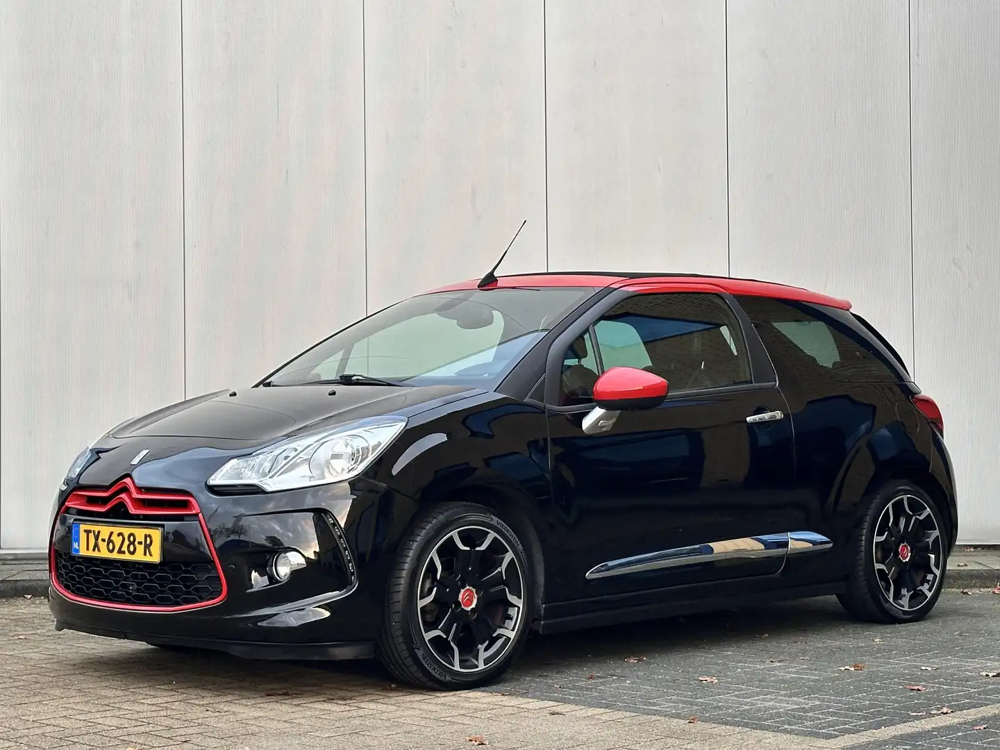 Citroen DS3 Cabrio 1.6 VTi So Chic l Automaat l Leer l 2-Tone Zwart - 1