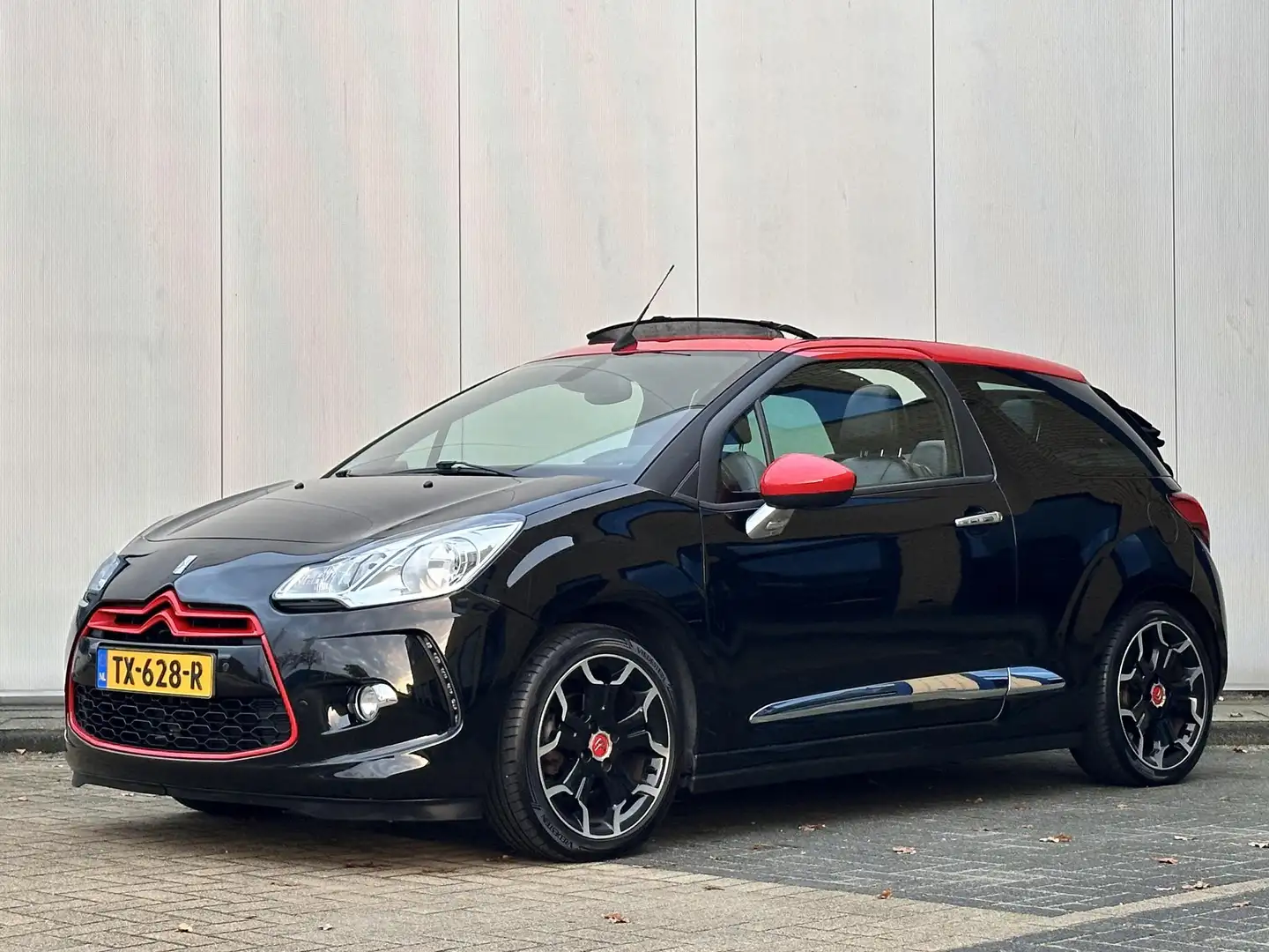 Citroen DS3 Cabrio 1.6 VTi So Chic l Automaat l Leer l 2-Tone Zwart - 2
