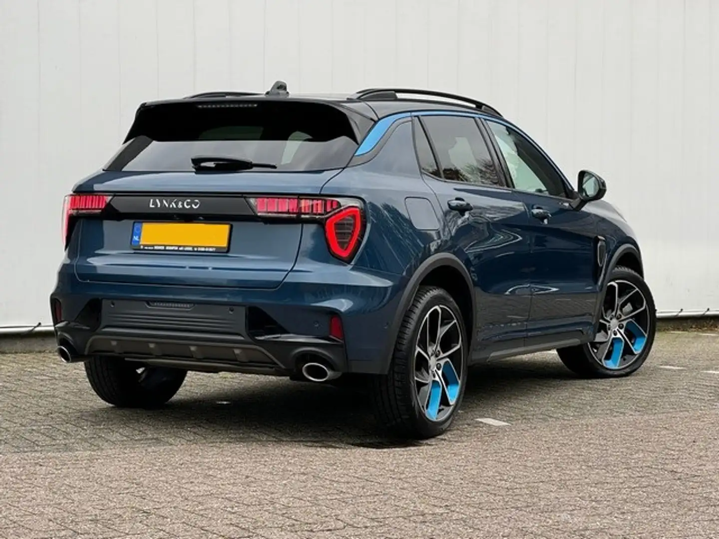 Lynk & Co 01 1.5 met Zwarte hemelbekleding, Panoramadak, Infini Azul - 2