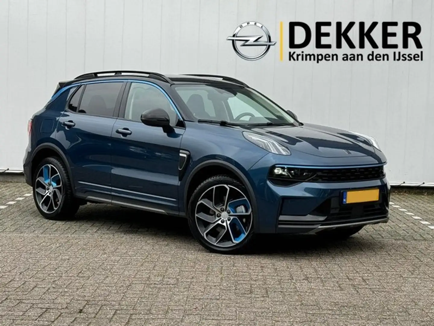 Lynk & Co 01 1.5 met Zwarte hemelbekleding, Panoramadak, Infini Azul - 1
