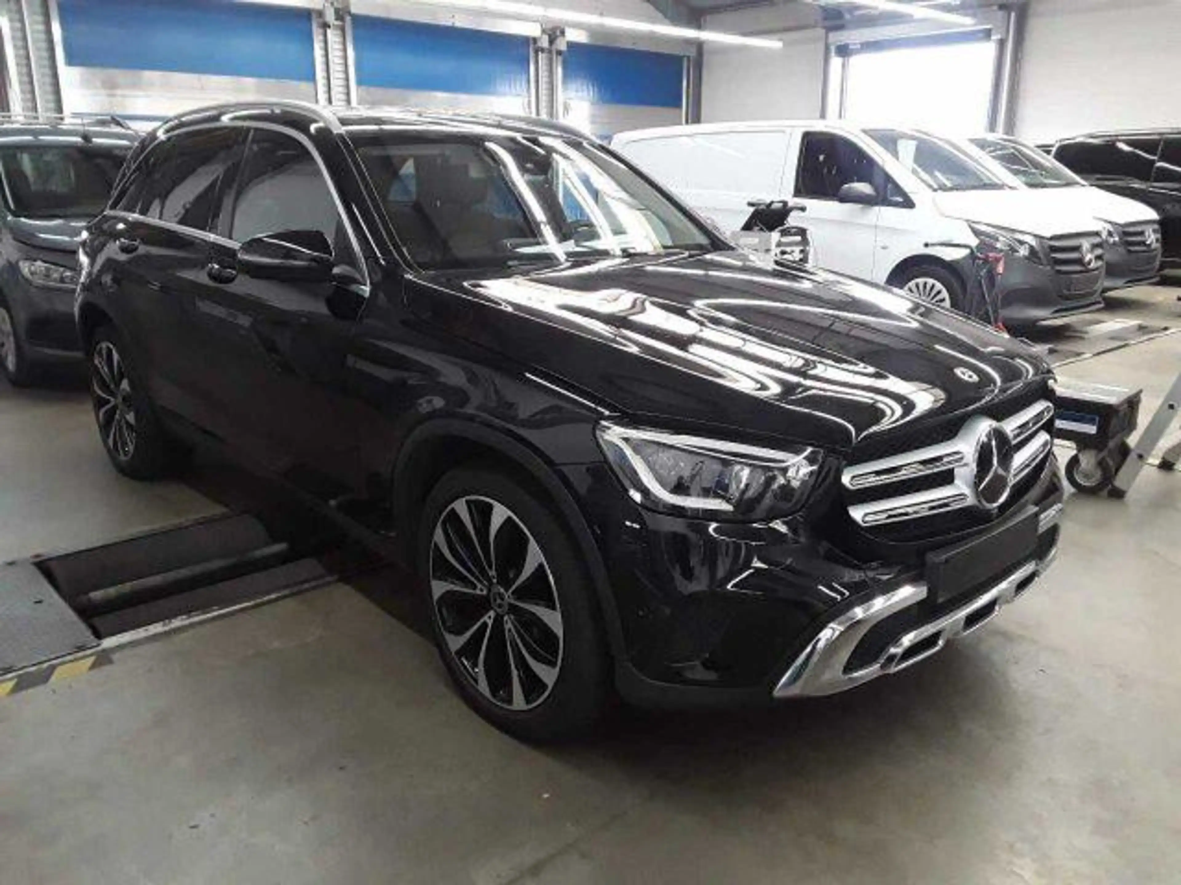 Mercedes-Benz GLC 300 d 4M 20Z*WIDE*DISTR+*MBEAM*360*LEDER*AMBI — photo 2