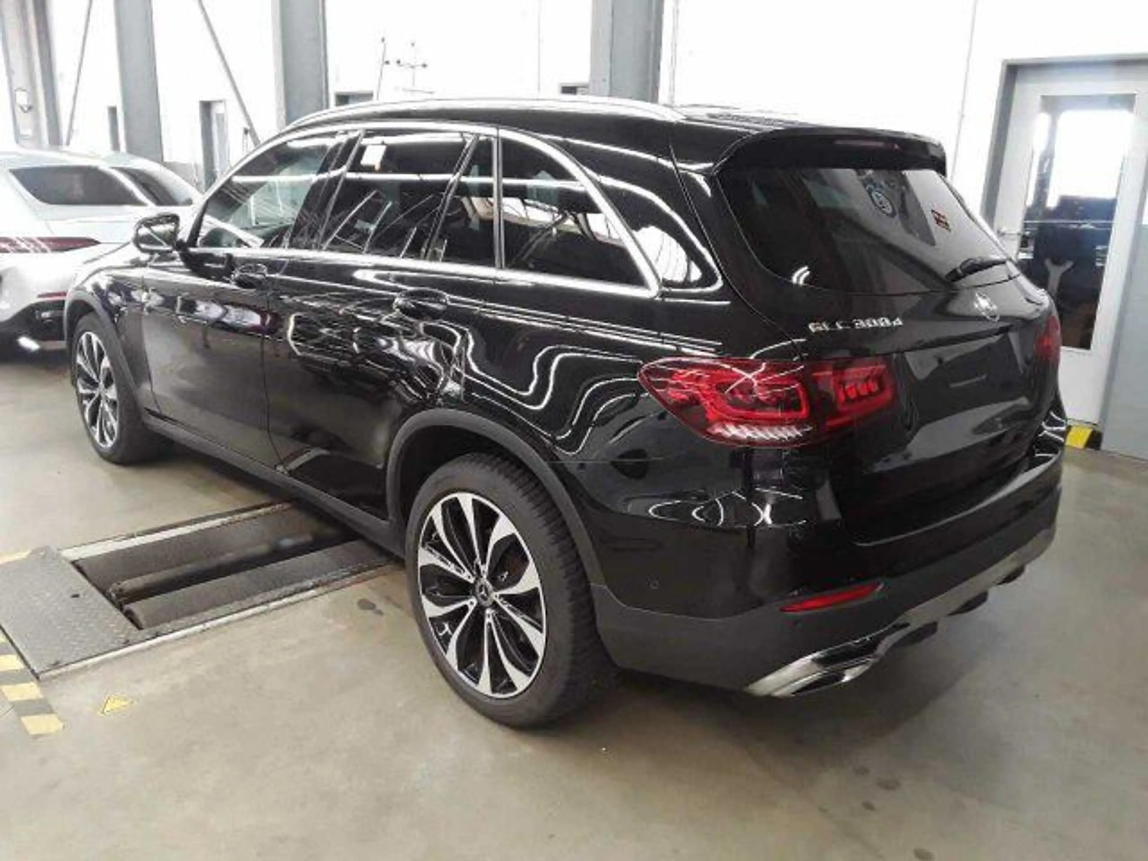 Mercedes-Benz GLC 300 d 4M 20Z*WIDE*DISTR+*MBEAM*360*LEDER*AMBI — photo 4