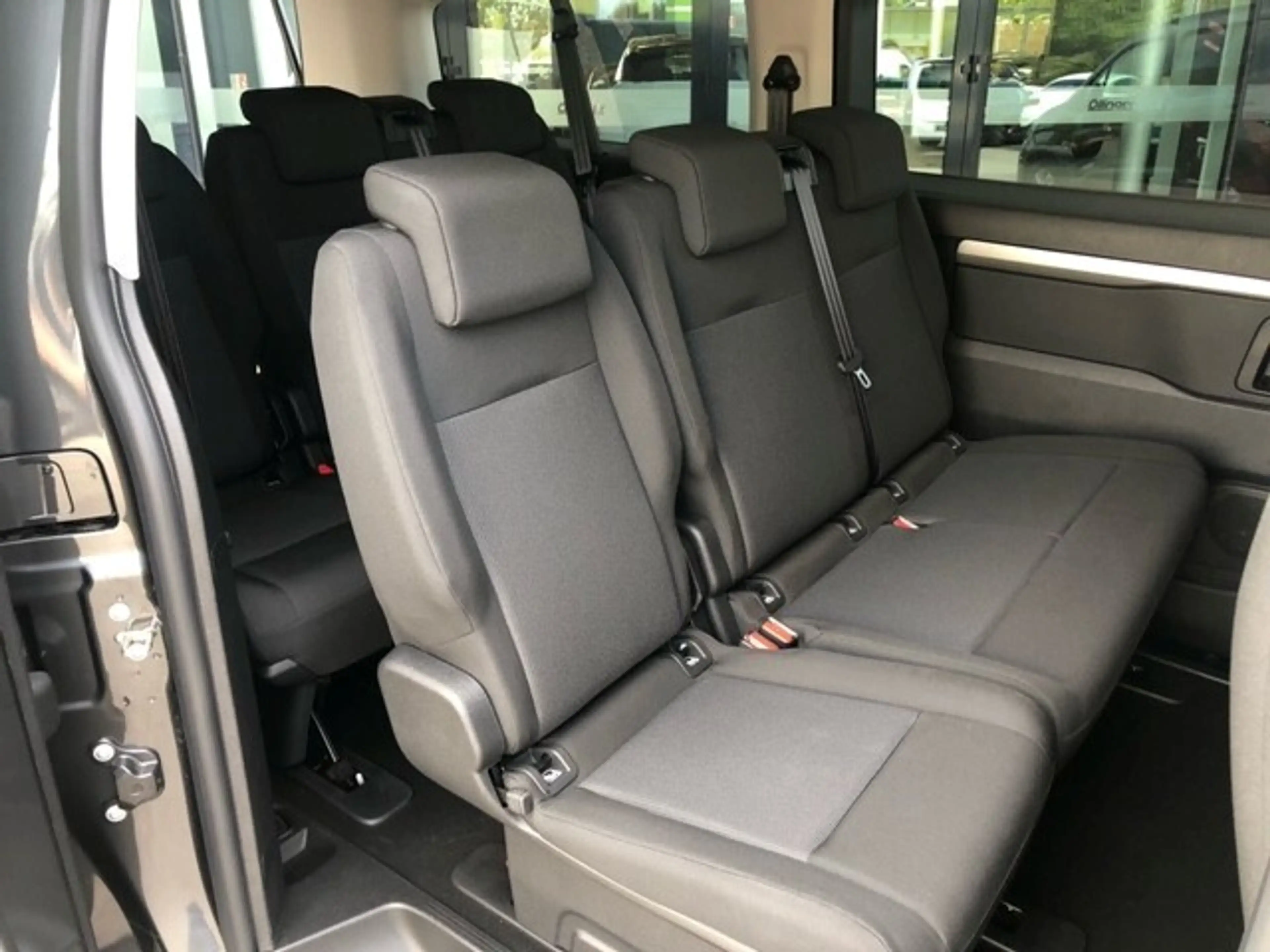 Peugeot Traveller Business Lang + AHK + Sitzheizung + Klima Paket... — photo 12