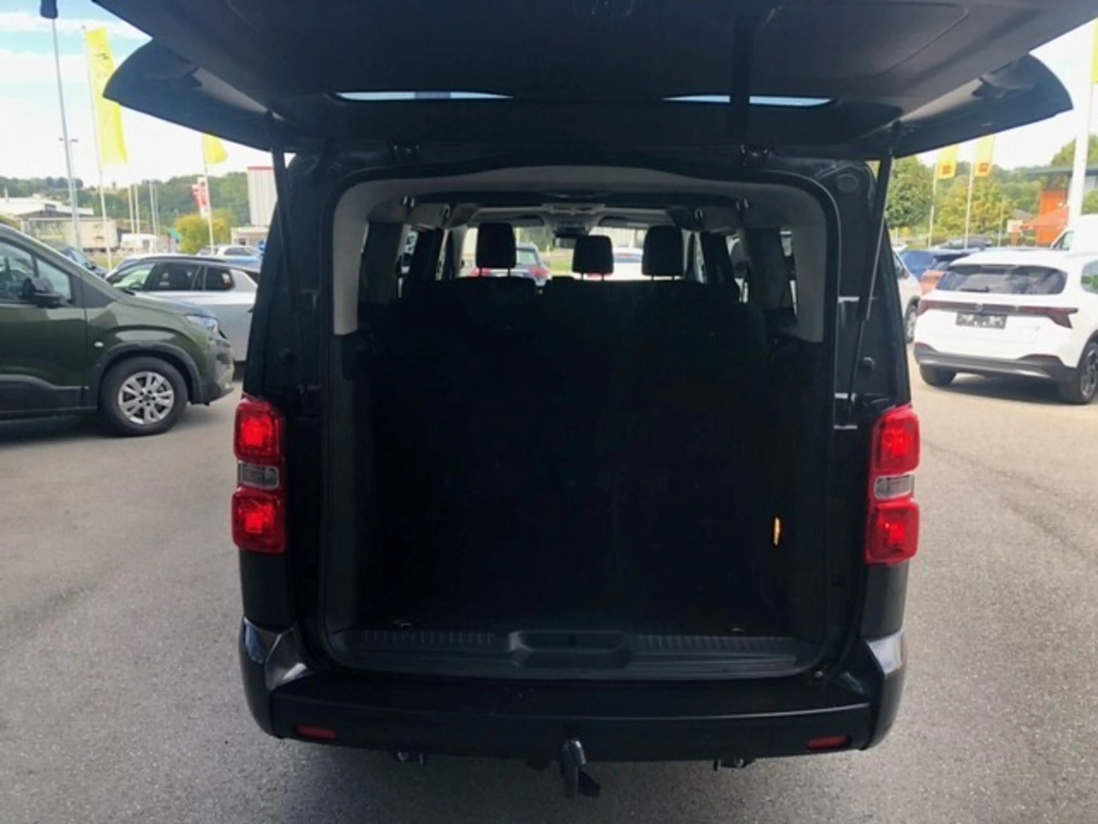 Peugeot Traveller Business Lang + AHK + Sitzheizung + Klima Paket... — photo 11