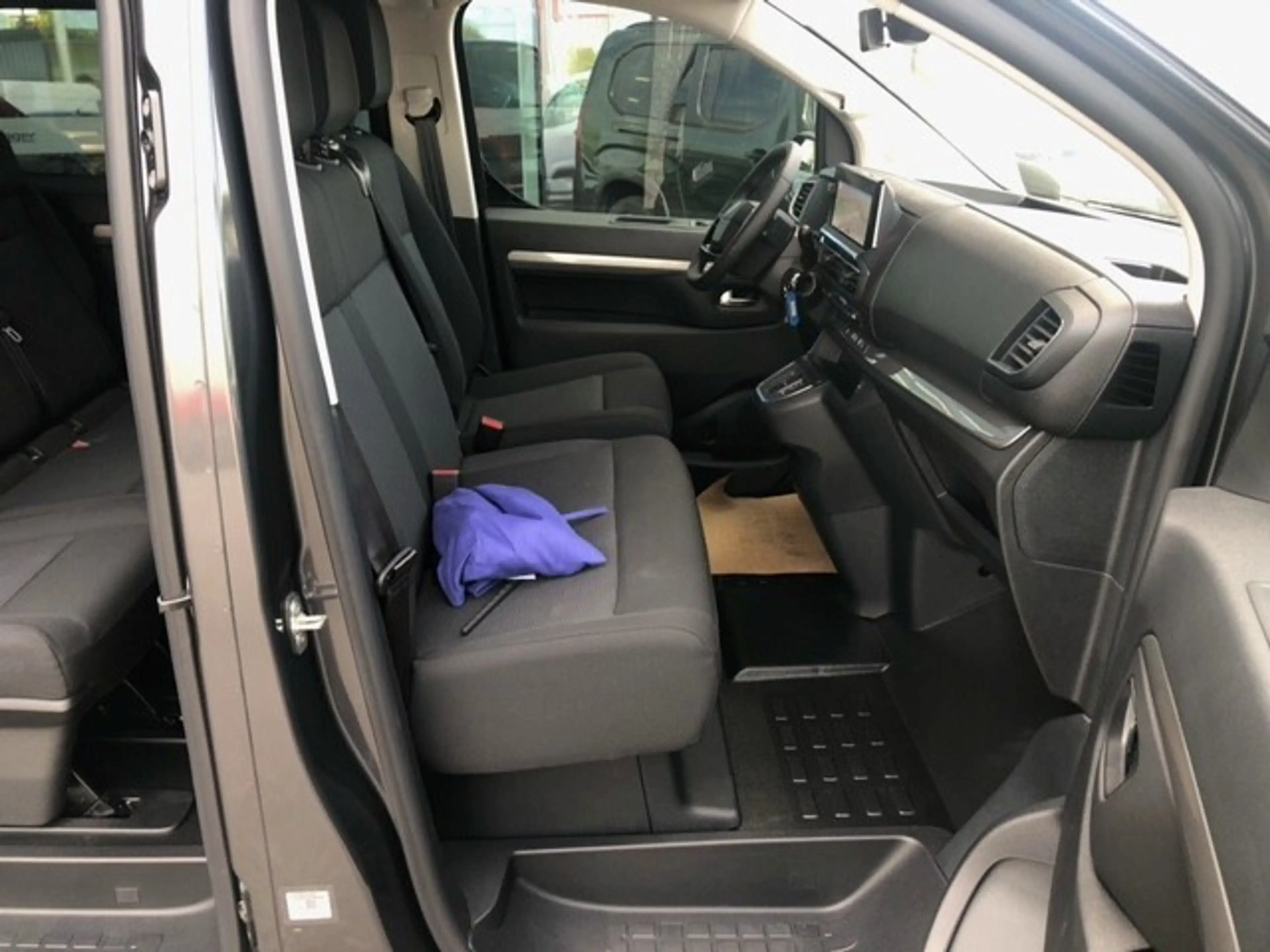 Peugeot Traveller Business Lang + AHK + Sitzheizung + Klima Paket... — photo 10