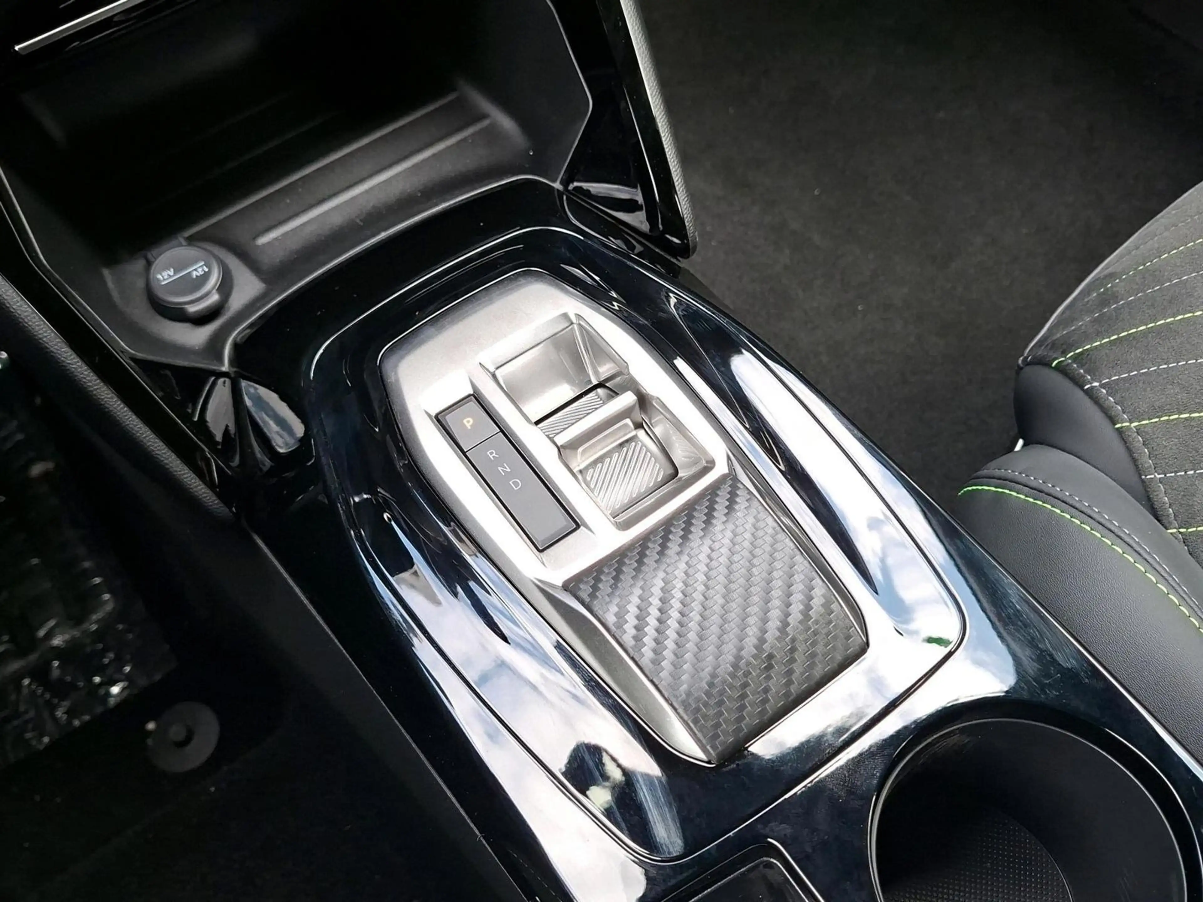 Peugeot 208 GT Hybrid 110 e-DSC6 Kamera Navi SHZ — photo 11