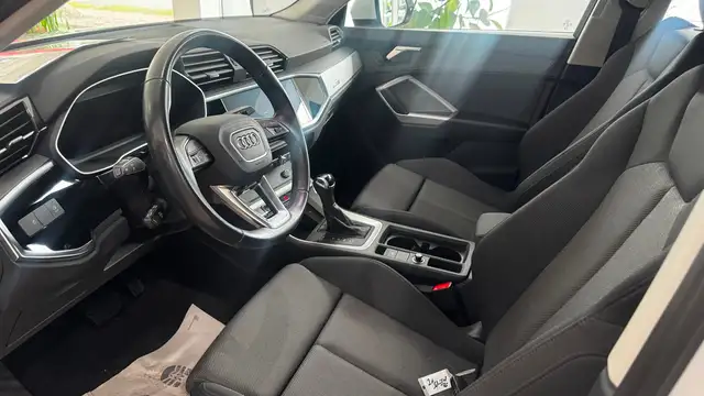 Audi Q3 view 10
