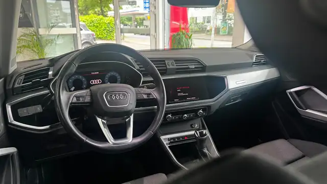 Audi Q3 view 14