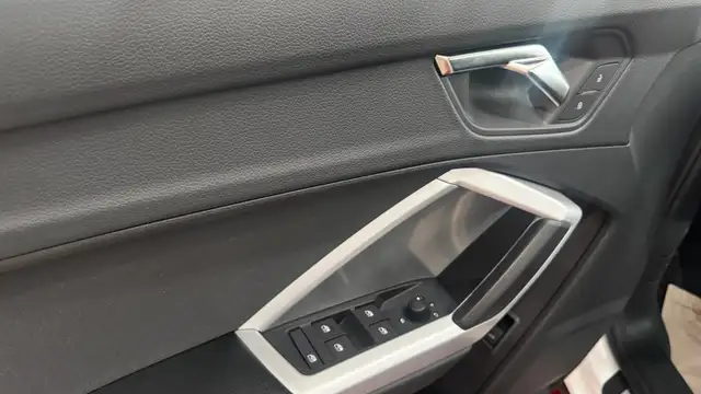 Audi Q3 view 12