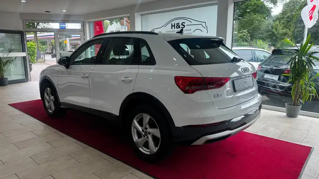 Audi Q3 view 3